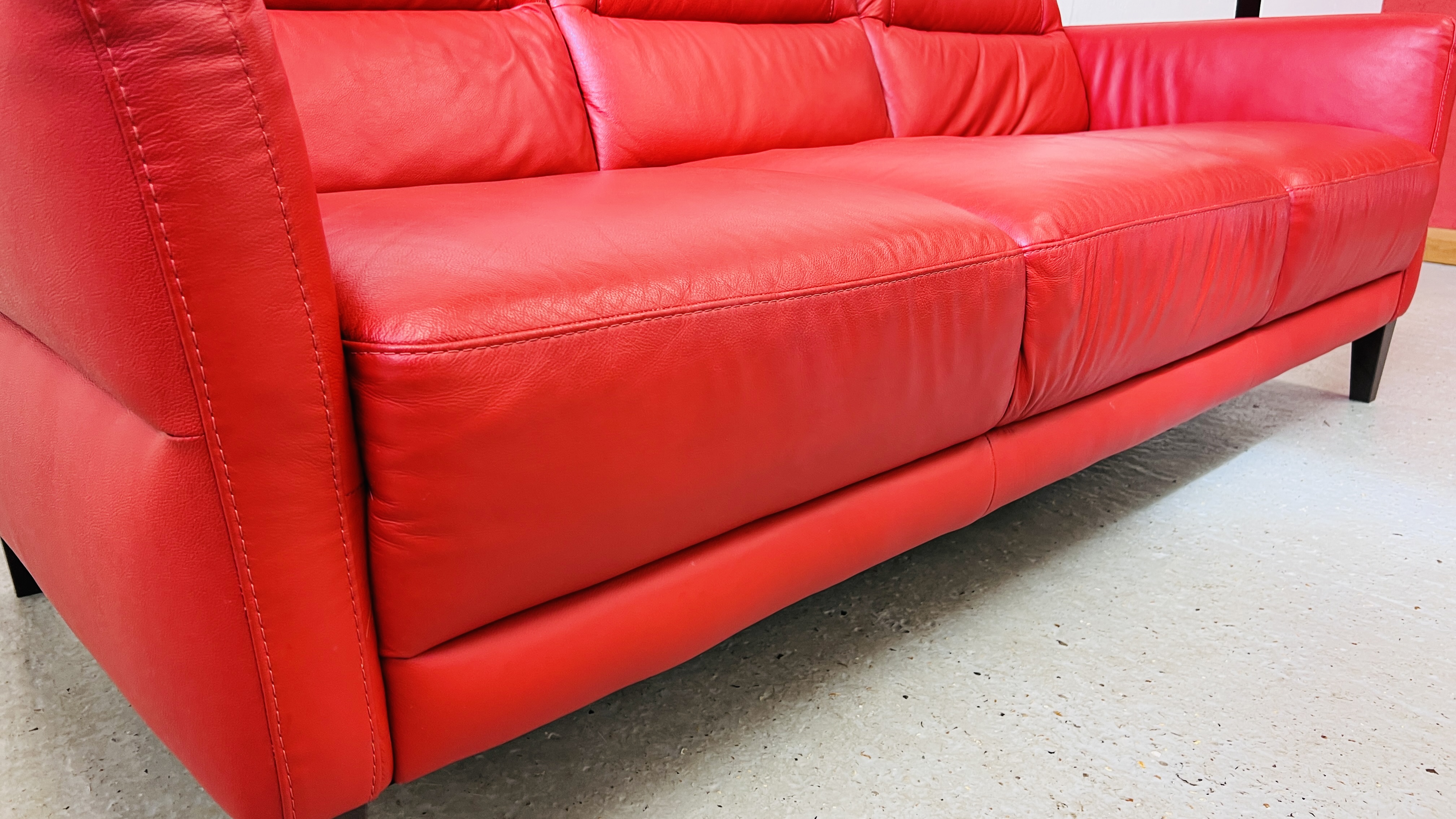 A MODERN DESIGNER RED LEATHER TWO PIECE LOUNGE SUITE COMPRISING 3 SEATER - L 200CM AND 2 SEATER - L - Image 20 of 21