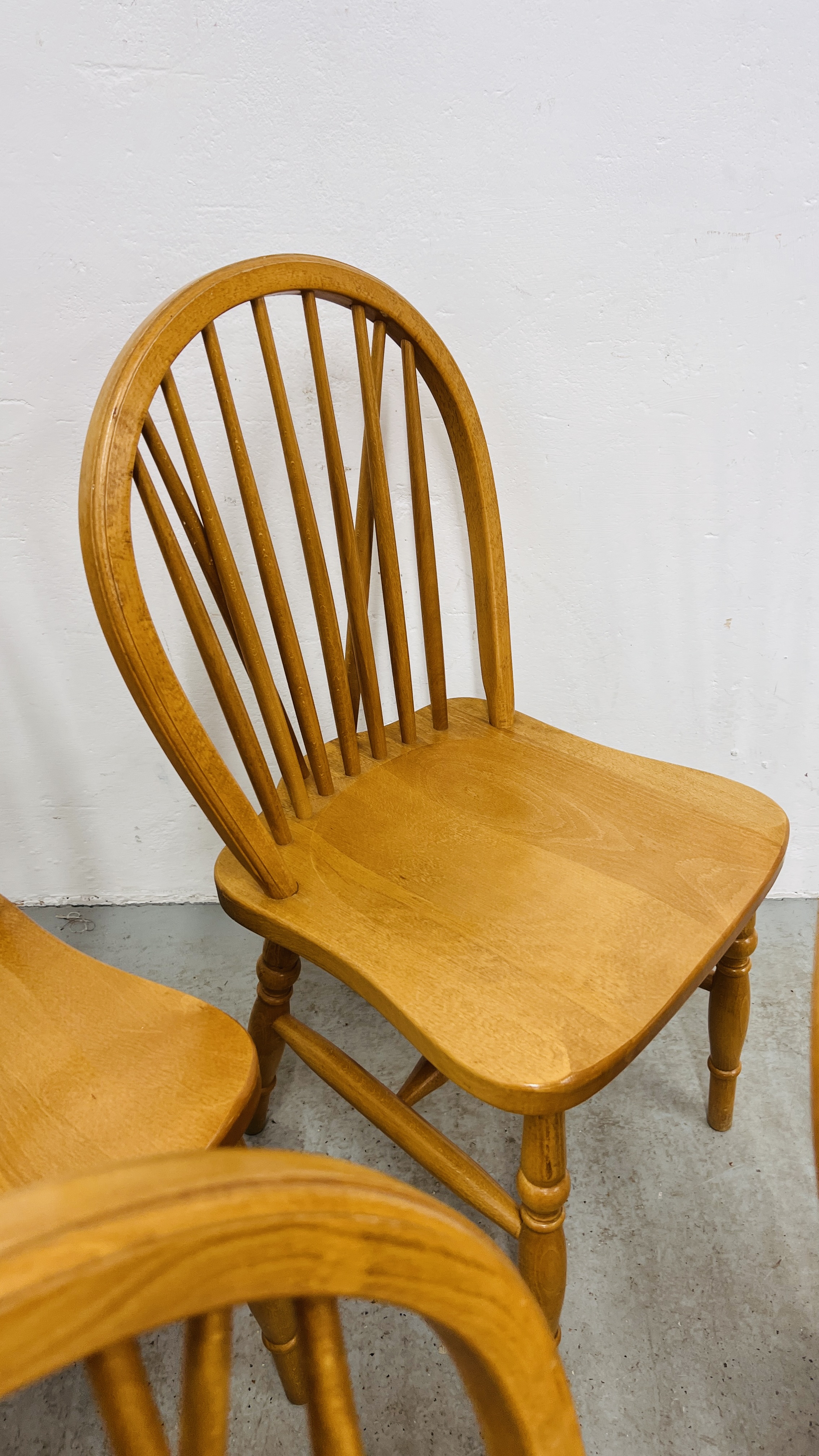 A SET OF SIX SOLID BEECH WOOD KITCHEN CHAIRS (4 X SIDE, - Image 14 of 17