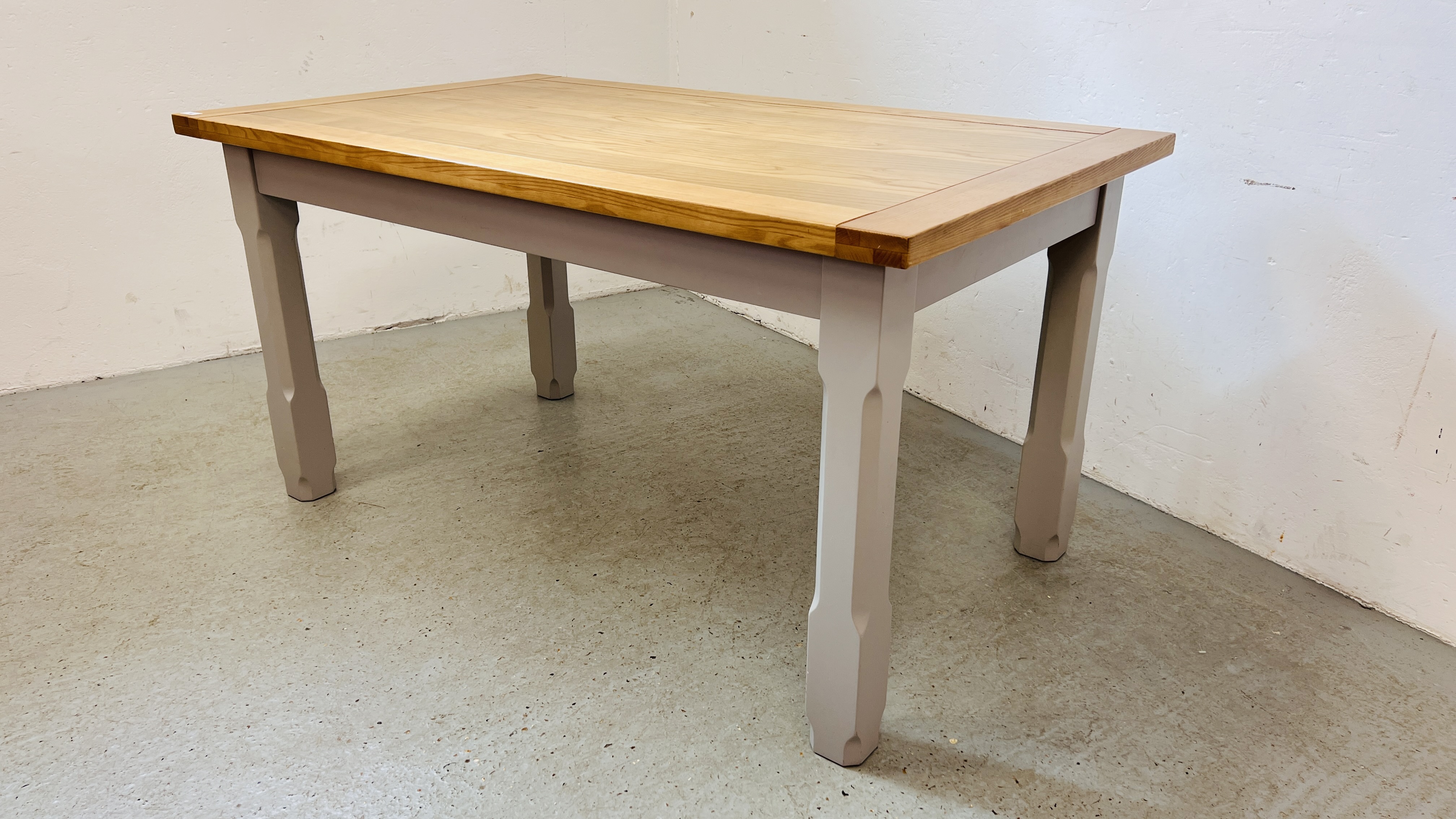 A MODERN DINING TABLE WITH PINE FINISH TOP AND GREY PAINTED FRAME - W 90CM. L 150CM.