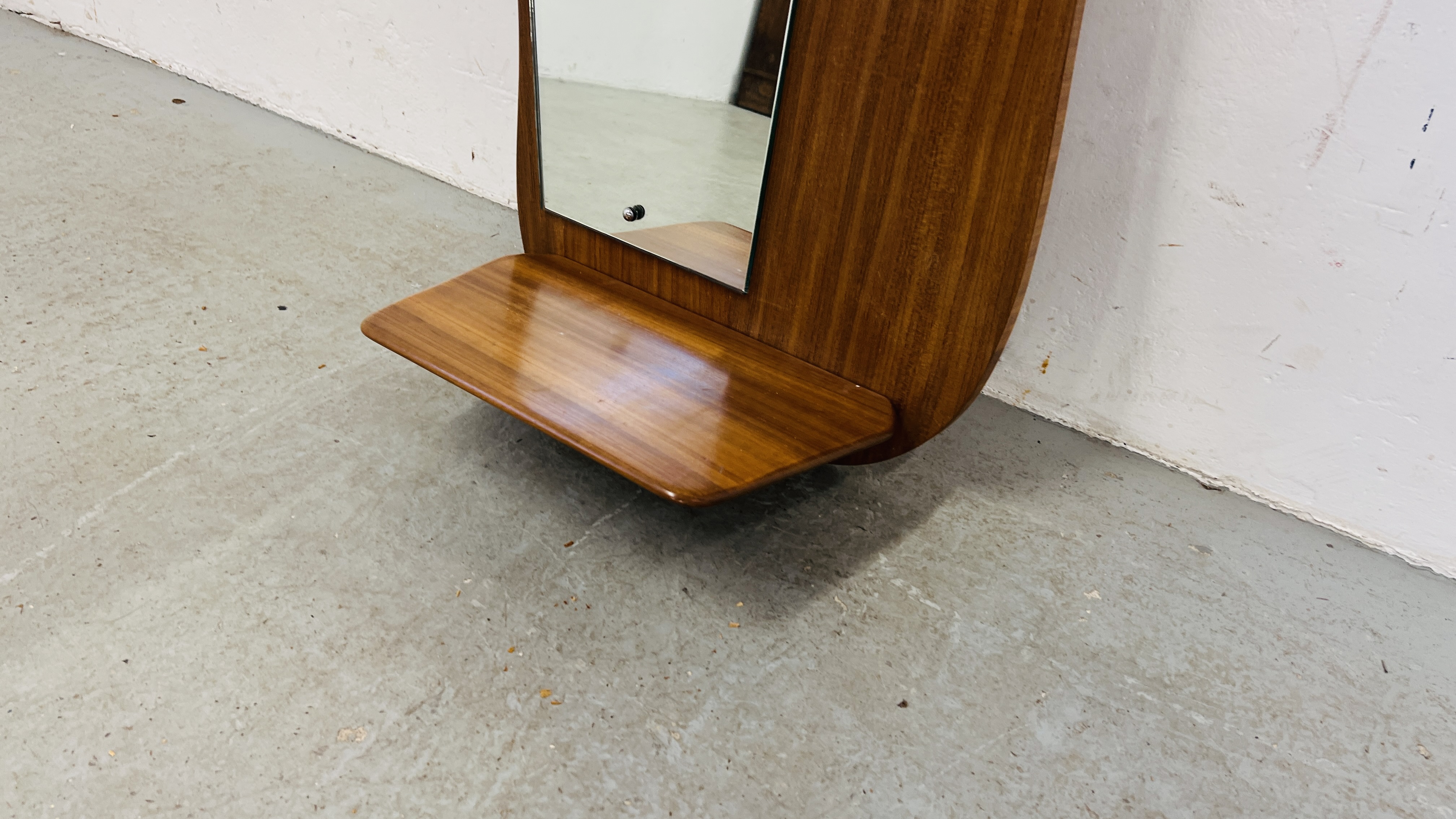 A RETRO MID CENTURY HALL MIRROR / SHELF WITH INSET BAROMETER. - Image 4 of 6