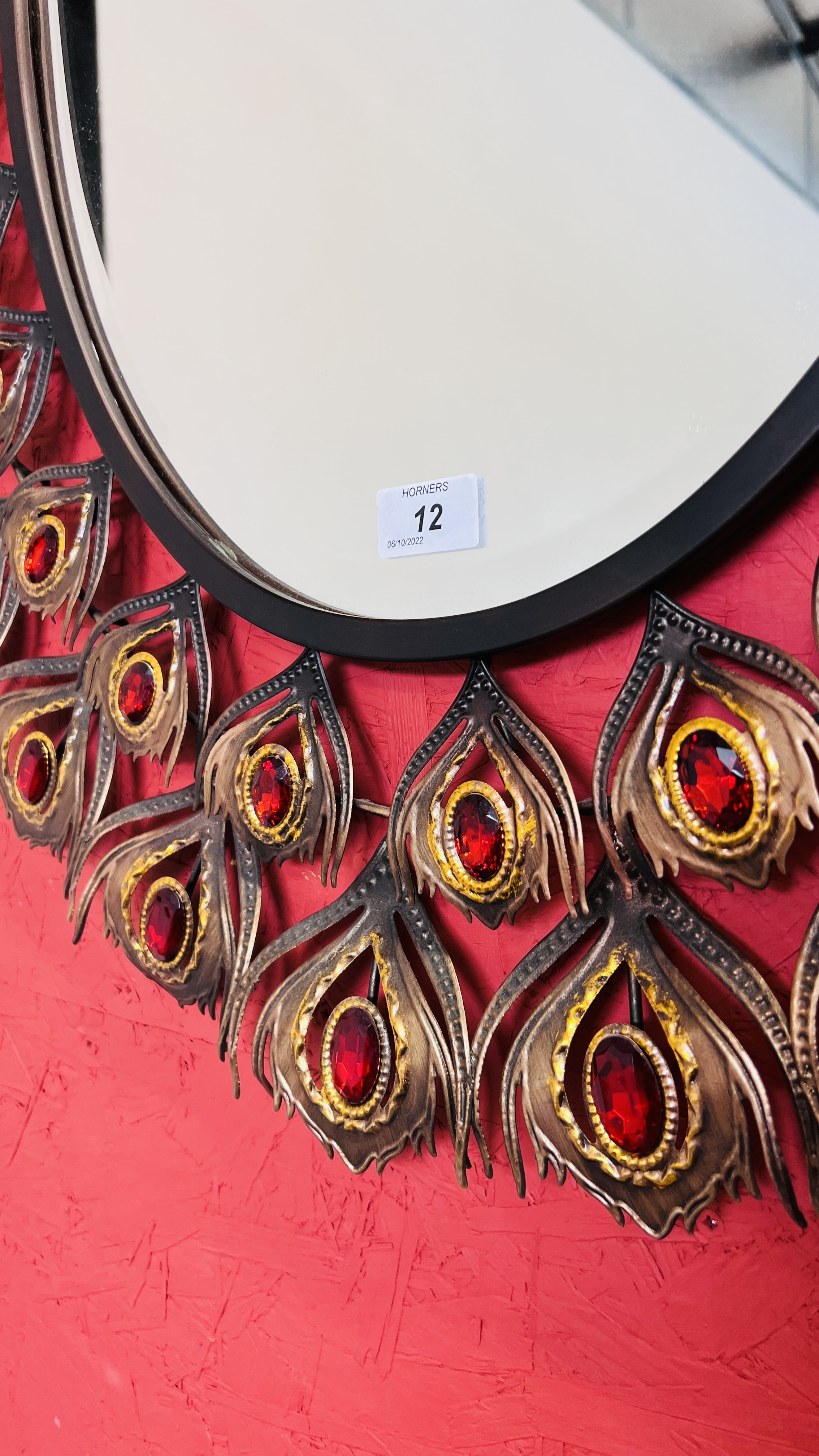 A MODERN DESIGNER METAL CRAFT OVAL WALL MIRROR OF PEACOCK FEATHER DESIGN - Image 3 of 4