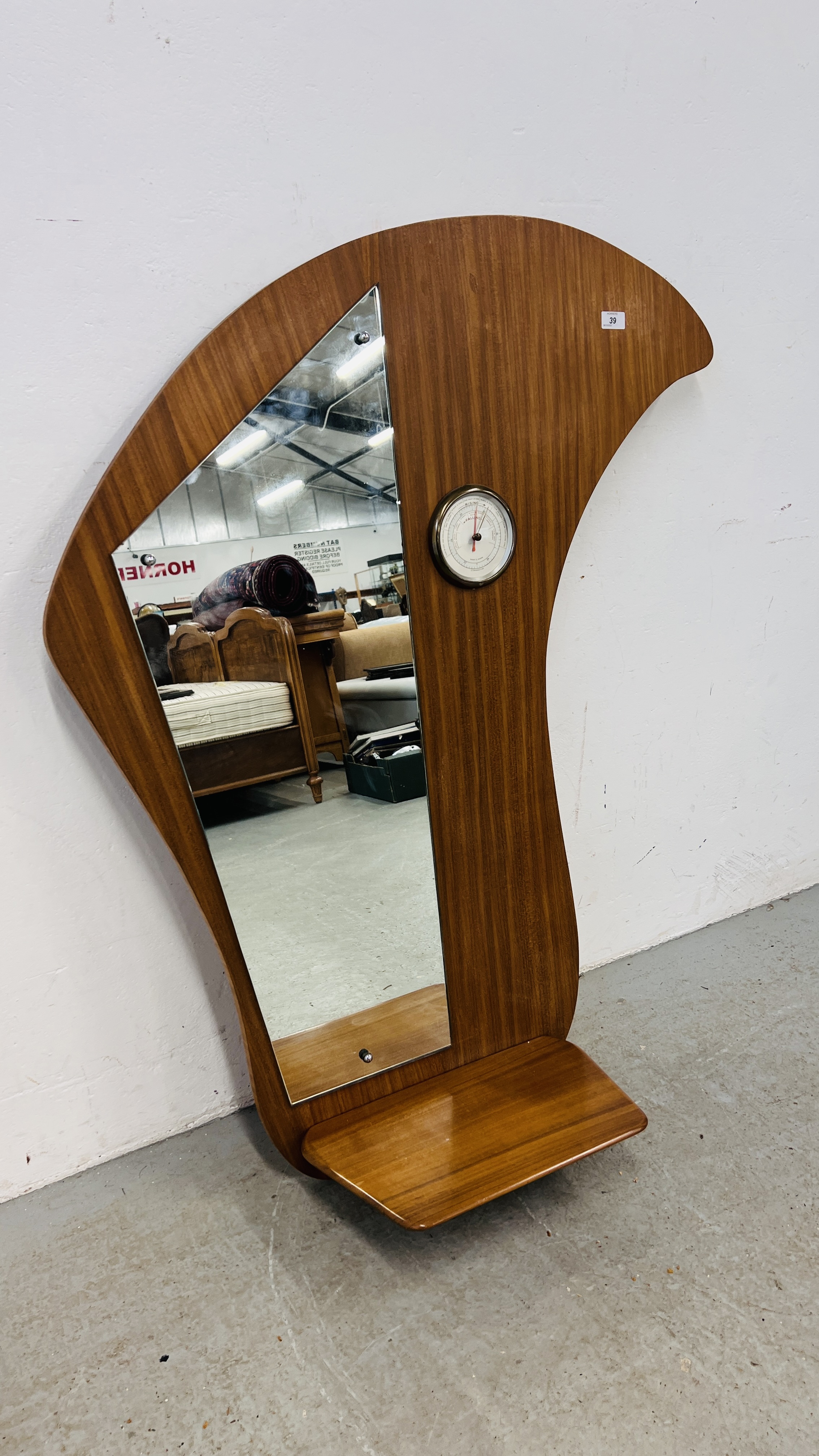 A RETRO MID CENTURY HALL MIRROR / SHELF WITH INSET BAROMETER. - Image 5 of 6