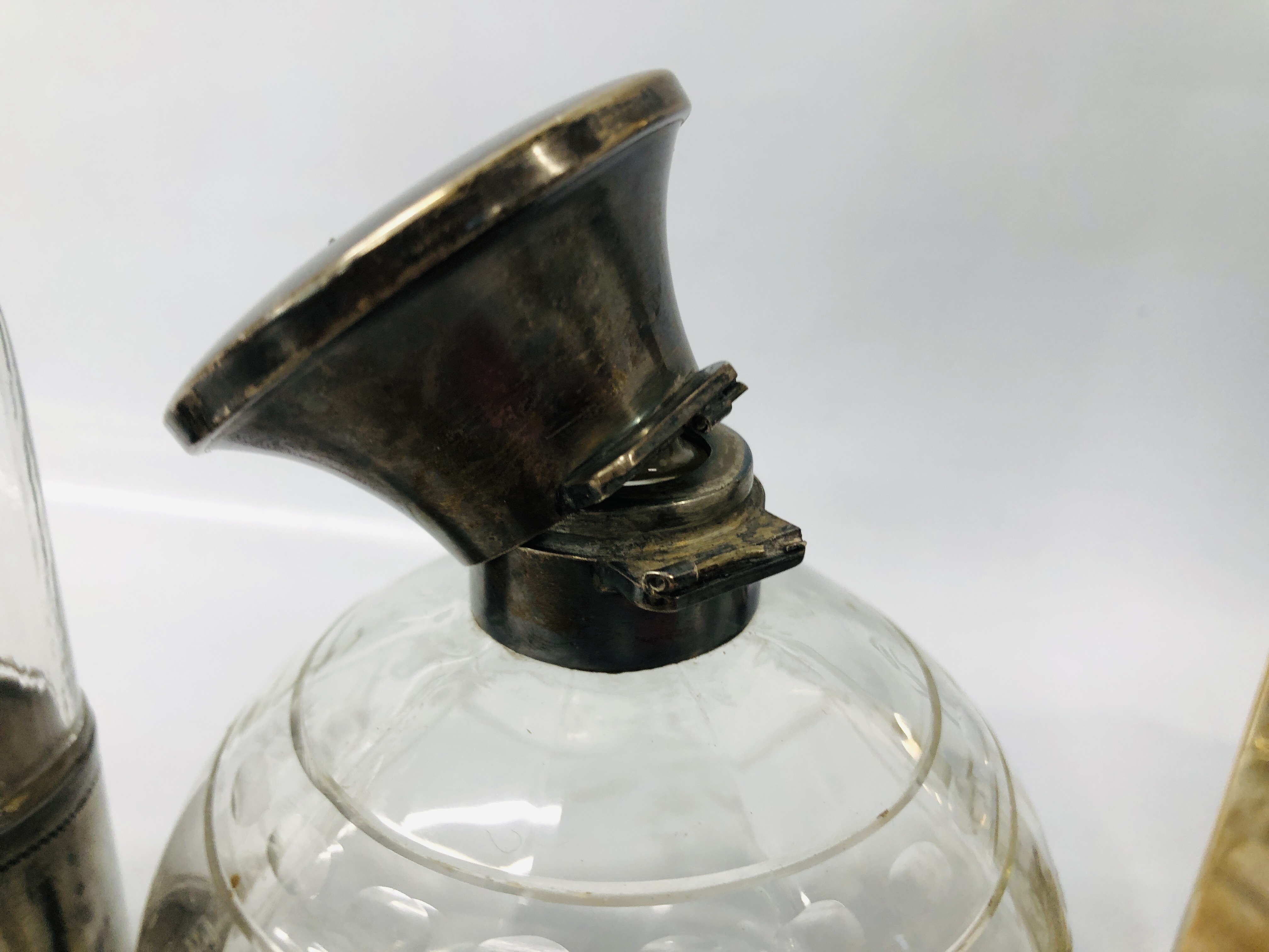 VINTAGE ETCHED GLASS SCENT BOTTLE AND STOPPER WITH SILVER HINGED TOP (HINGE A/F), - Bild 6 aus 15