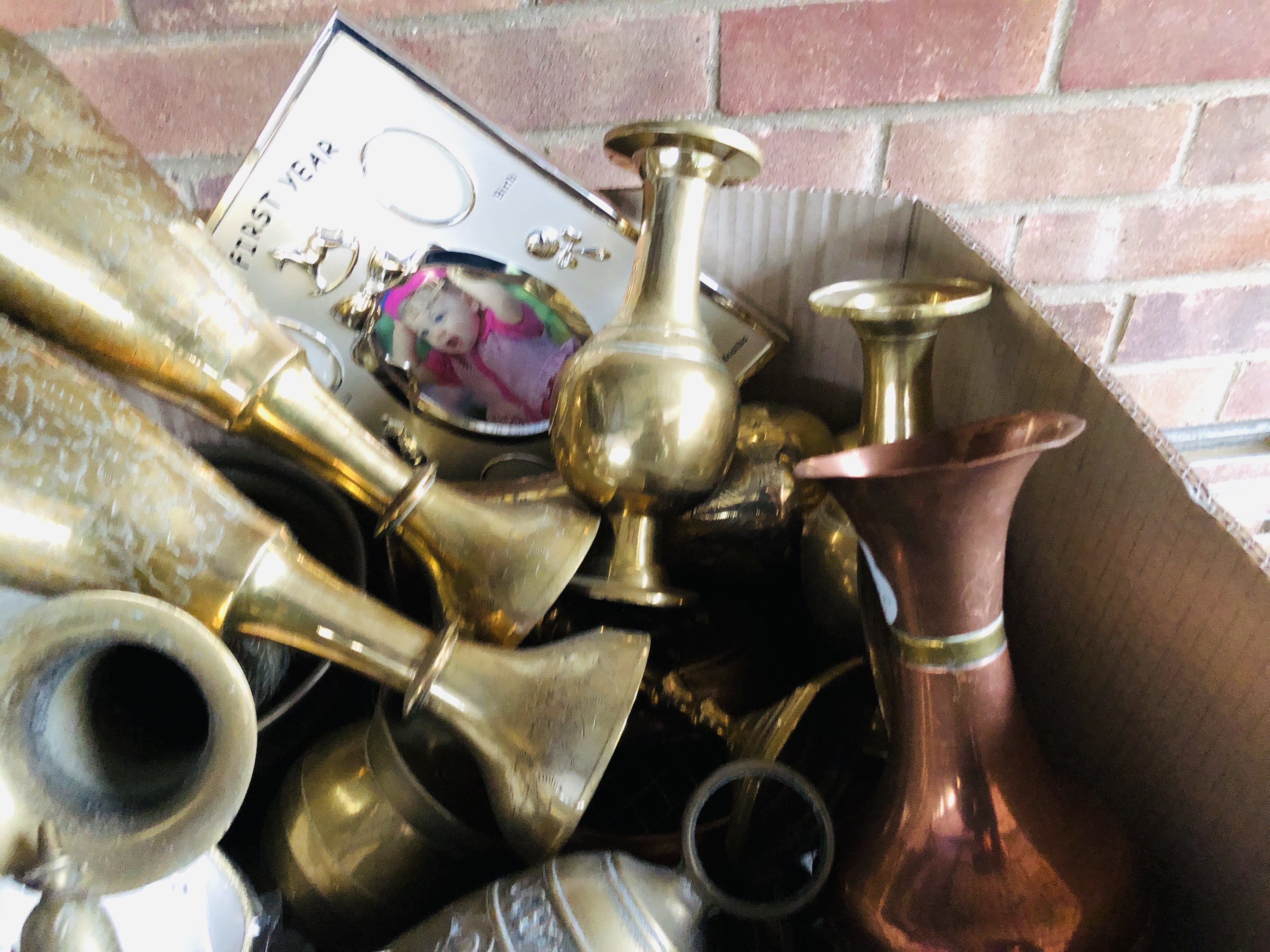 BOX OF ASSORTED MIXED METAL WARES TO INCLUDE BRASS VASES + VARIOUS KINGS PATTERN CUTLERY ETC. - Image 4 of 6