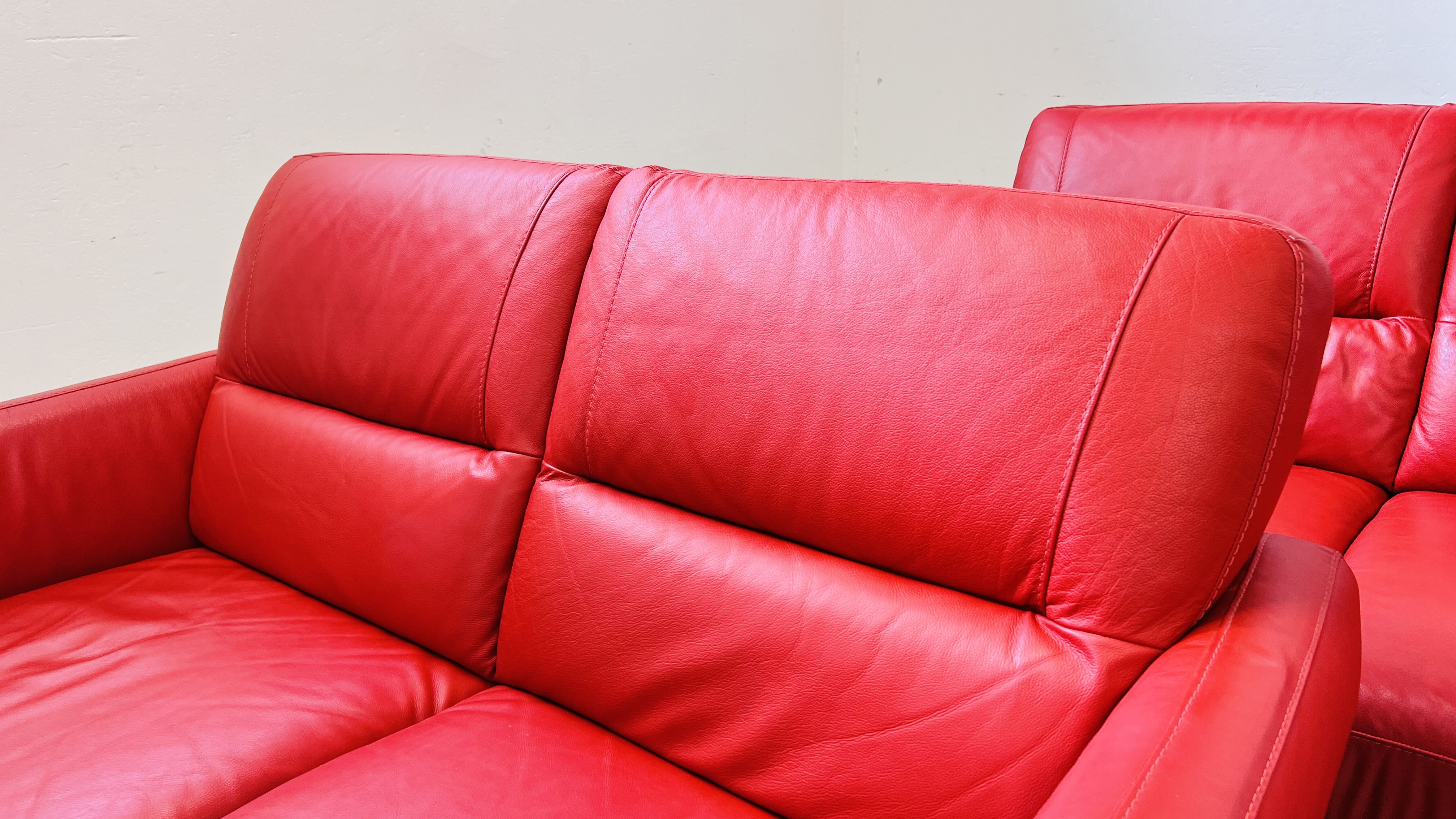 A MODERN DESIGNER RED LEATHER TWO PIECE LOUNGE SUITE COMPRISING 3 SEATER - L 200CM AND 2 SEATER - L - Image 3 of 21