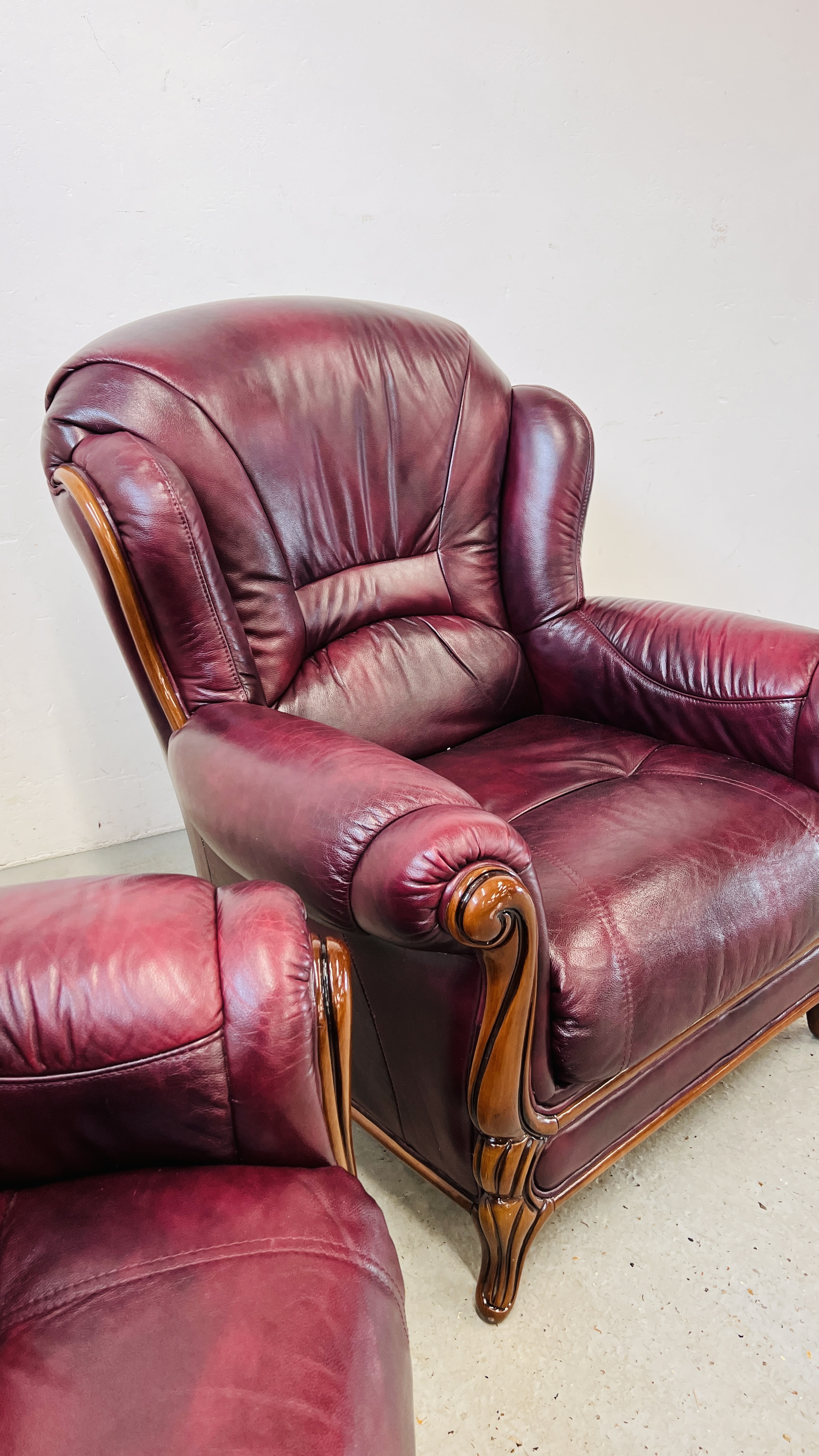 A PAIR OF GOOD QUALITY MODERN OXBLOOD LEATHER UPHOLSTERED EASY CHAIRS. - Image 6 of 8