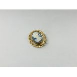 9CT GOLD BLUE CAMEO BROOCH.