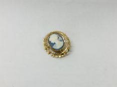 9CT GOLD BLUE CAMEO BROOCH.