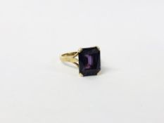 9CT GOLD AMETHYST RING.