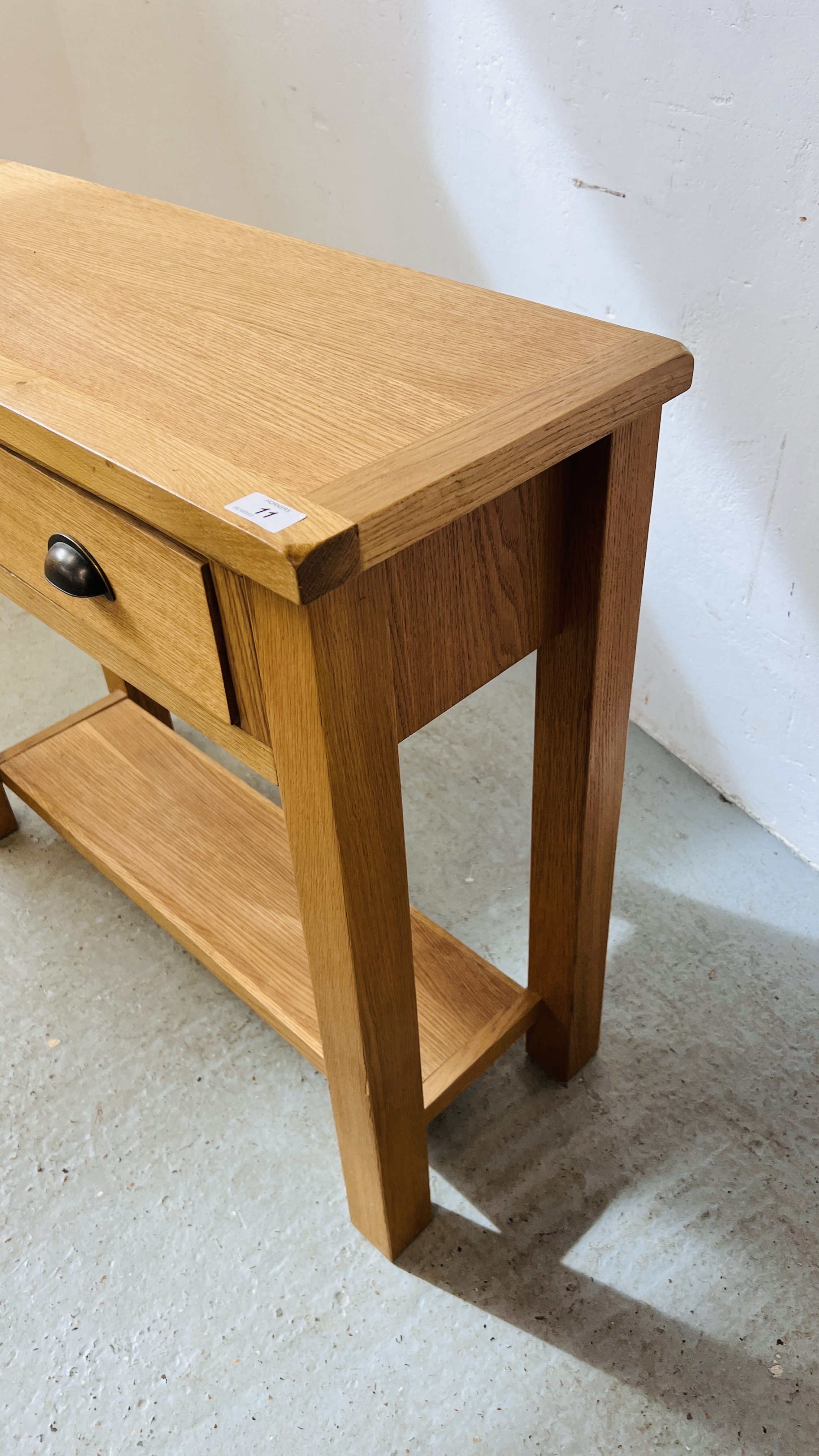 MODERN OAK FINISH WILTSHIRE COMPANY 2 DRAWER SIDE TABLE WITH SHELF BELOW - W 85CM. D 32CM. H 75CM. - Image 4 of 7