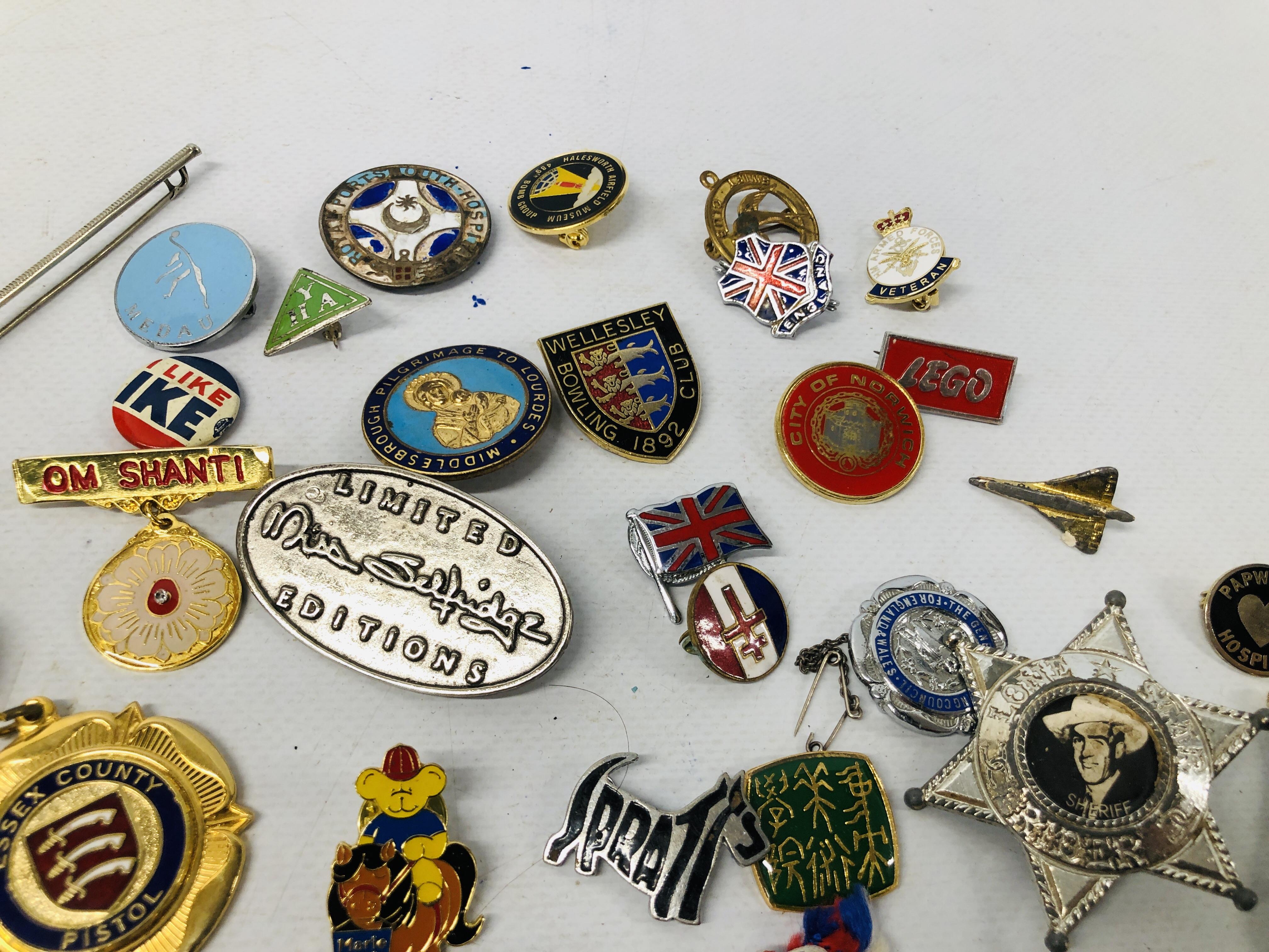 COLLECTION OF BADGES TO INCLUDE ENAMELLED SPORTING AND SILVER, ETC. - Image 4 of 5