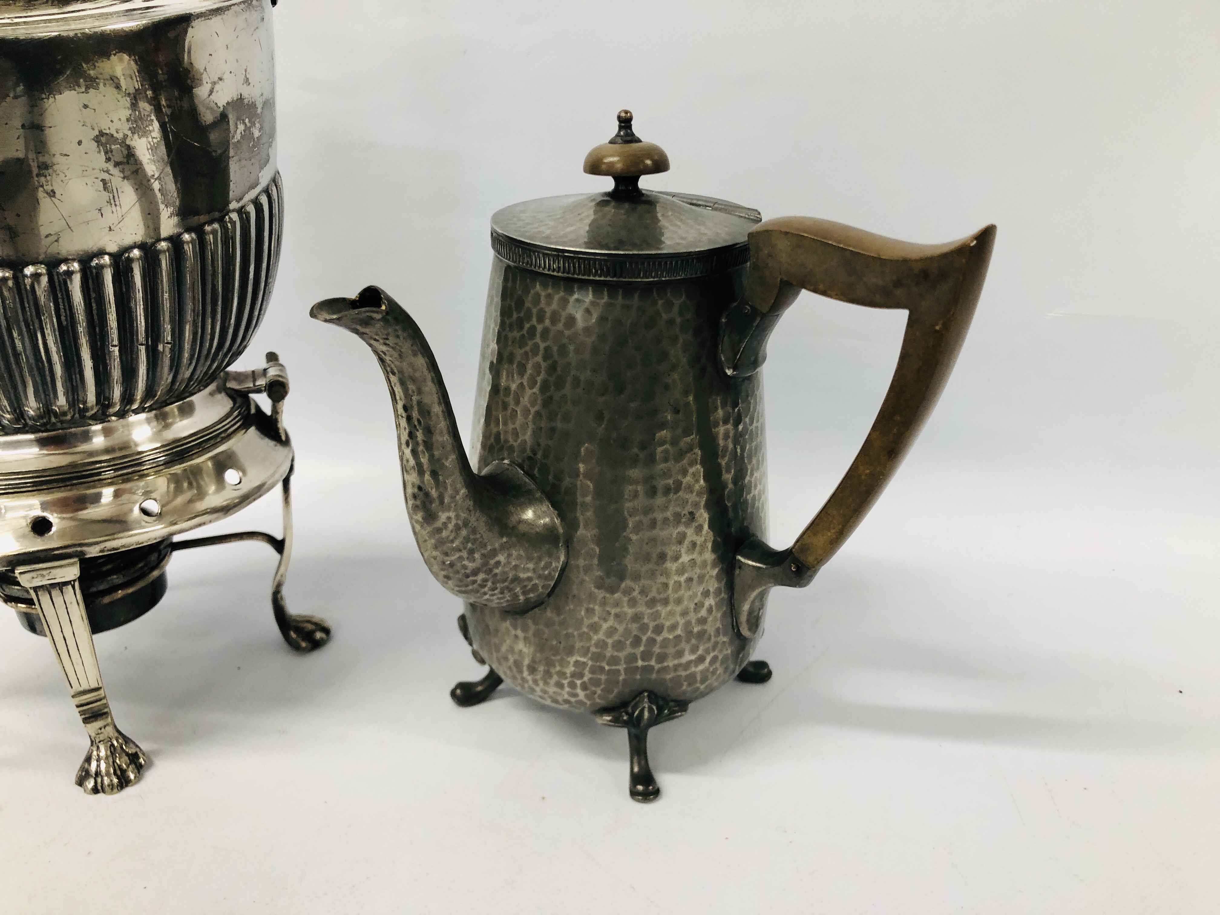 VINTAGE SILVER PLATED SPIRIT KETTLE ALONG WITH A VINTAGE 3 PIECE ARTS AND CRAFTS DON PEWTER TEASET - Image 4 of 6