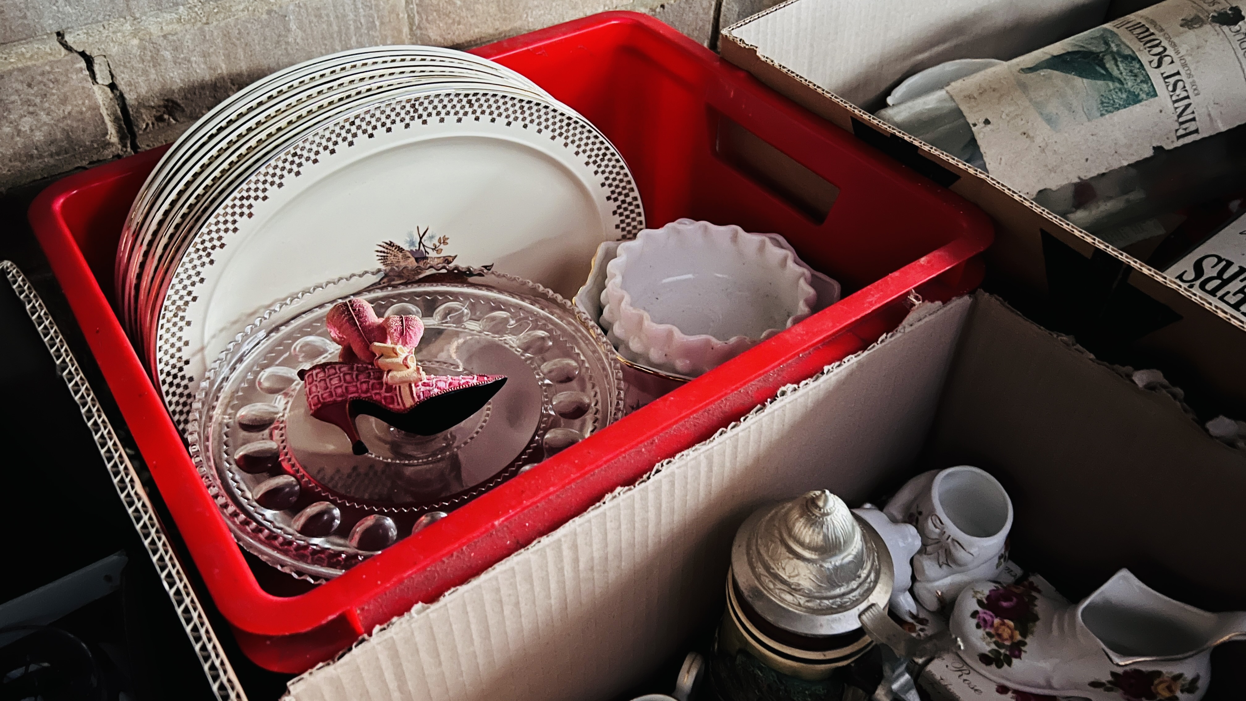 9 X BOXES OF ASSORTED HOUSEHOLD SUNDRIES TO INCLUDE GLASS AND CHINA WARE ORNAMENTS, - Image 5 of 11