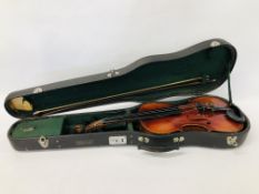 VINTAGE VIOLIN & TWO BOWS IN FITTED HARD CASE