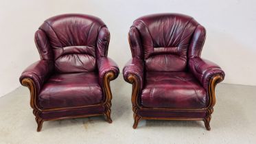 A PAIR OF GOOD QUALITY MODERN OXBLOOD LEATHER UPHOLSTERED EASY CHAIRS.
