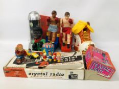 QUANTITY OF ASSORTED VINTAGE TOYS AND GAMES TO INCLUDE A REMCO RADIO CHART CRYSTAL RADIO (BOXED),