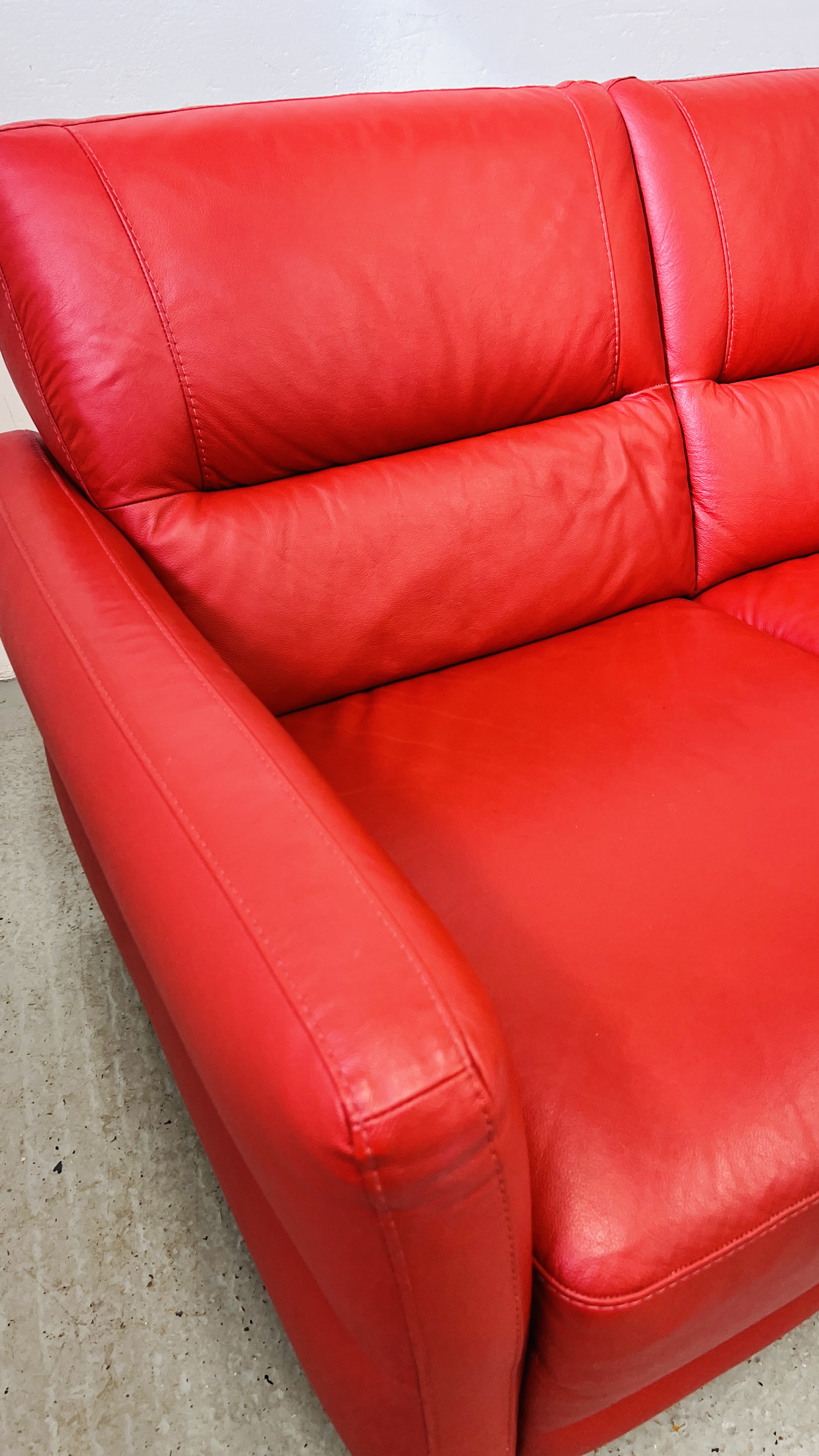 A MODERN DESIGNER RED LEATHER TWO PIECE LOUNGE SUITE COMPRISING 3 SEATER - L 200CM AND 2 SEATER - L - Image 19 of 21