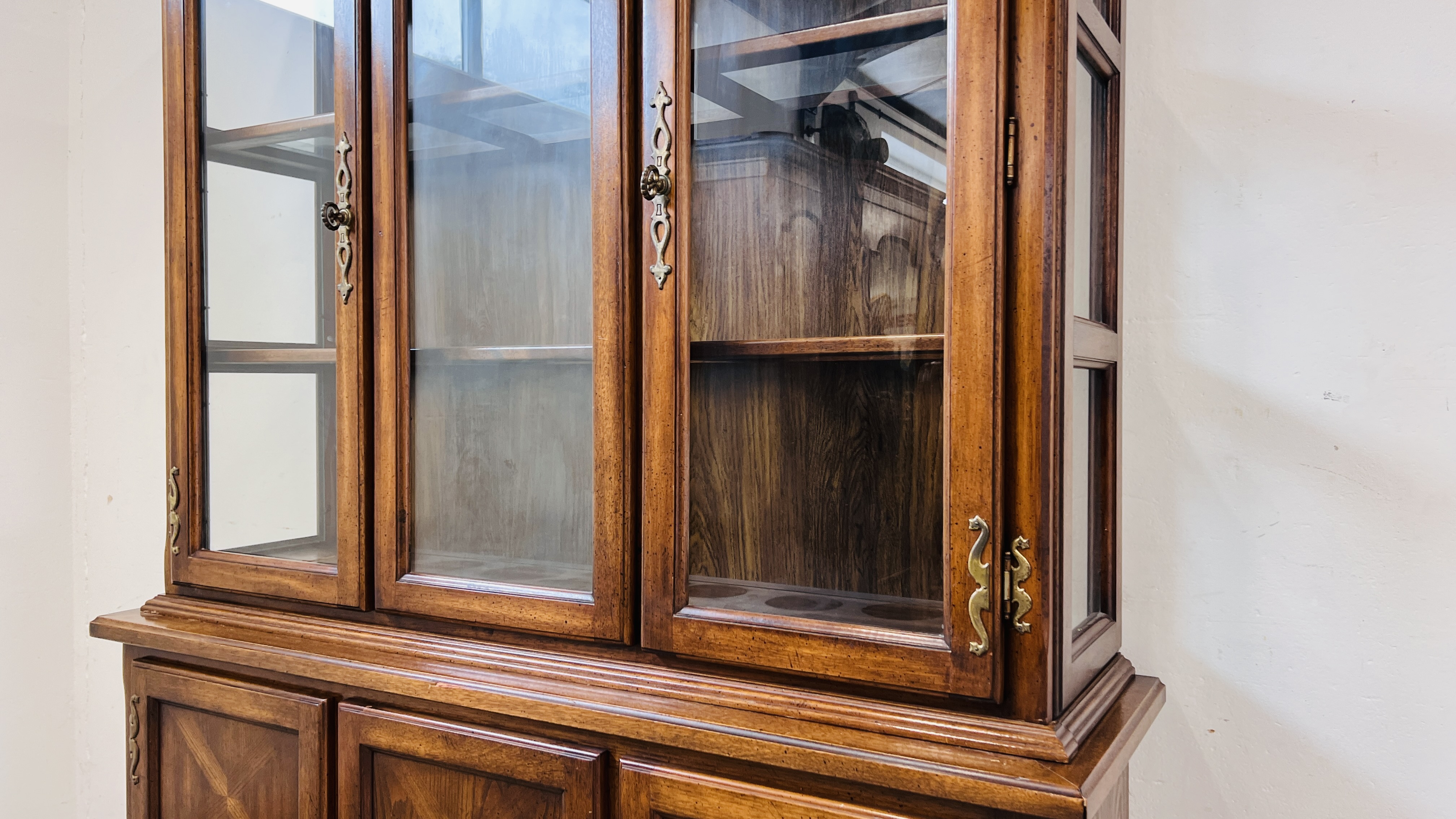 A REPRODUCTION ANTIQUE FINISH DISPLAY CABINET WITH THREE DOOR CABINET BASE W 149CM, D 43CM, H 202CM. - Image 3 of 9