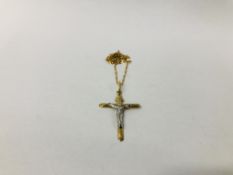 9CT GOLD CROSS PENDANT ON A FINE CHAIN MARKED 9CT