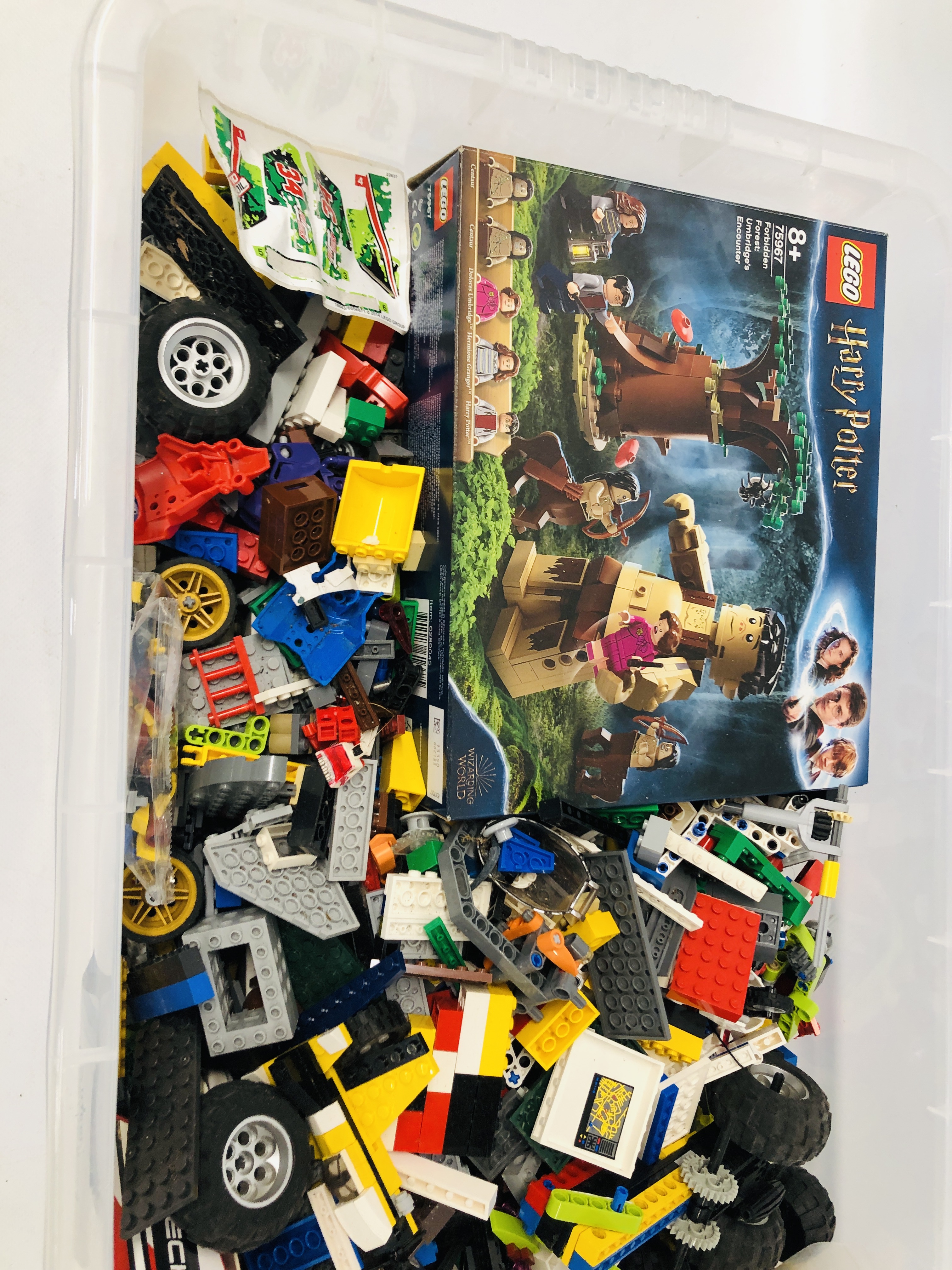 LARGE BOX OF ASSORTED LEGO TO INCLUDE MANY FIGURES AND VARIOUS BOXES (NOT GUARANTEED COMPLETE) - Bild 2 aus 3