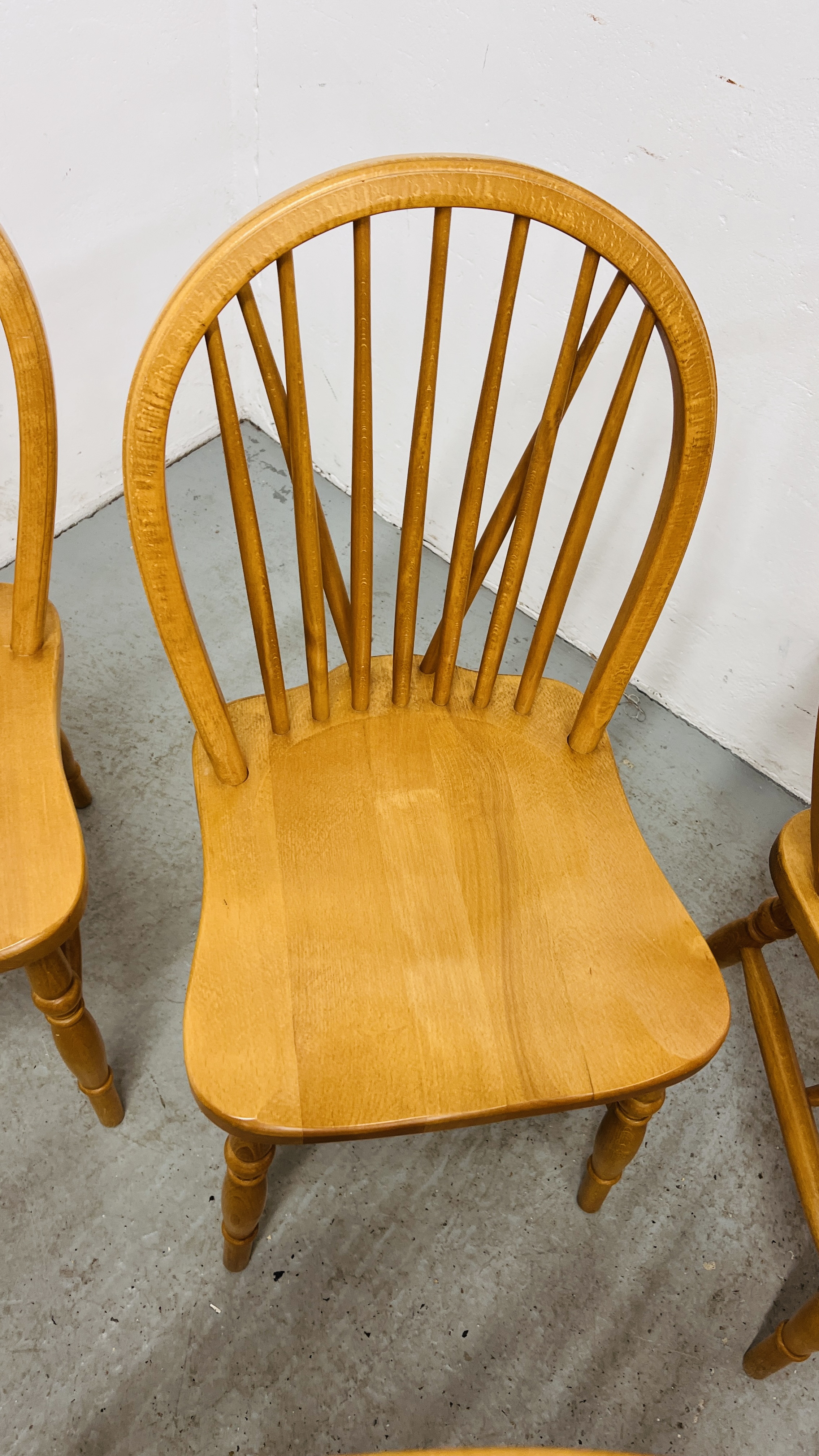 A SET OF SIX SOLID BEECH WOOD KITCHEN CHAIRS (4 X SIDE, - Image 13 of 17