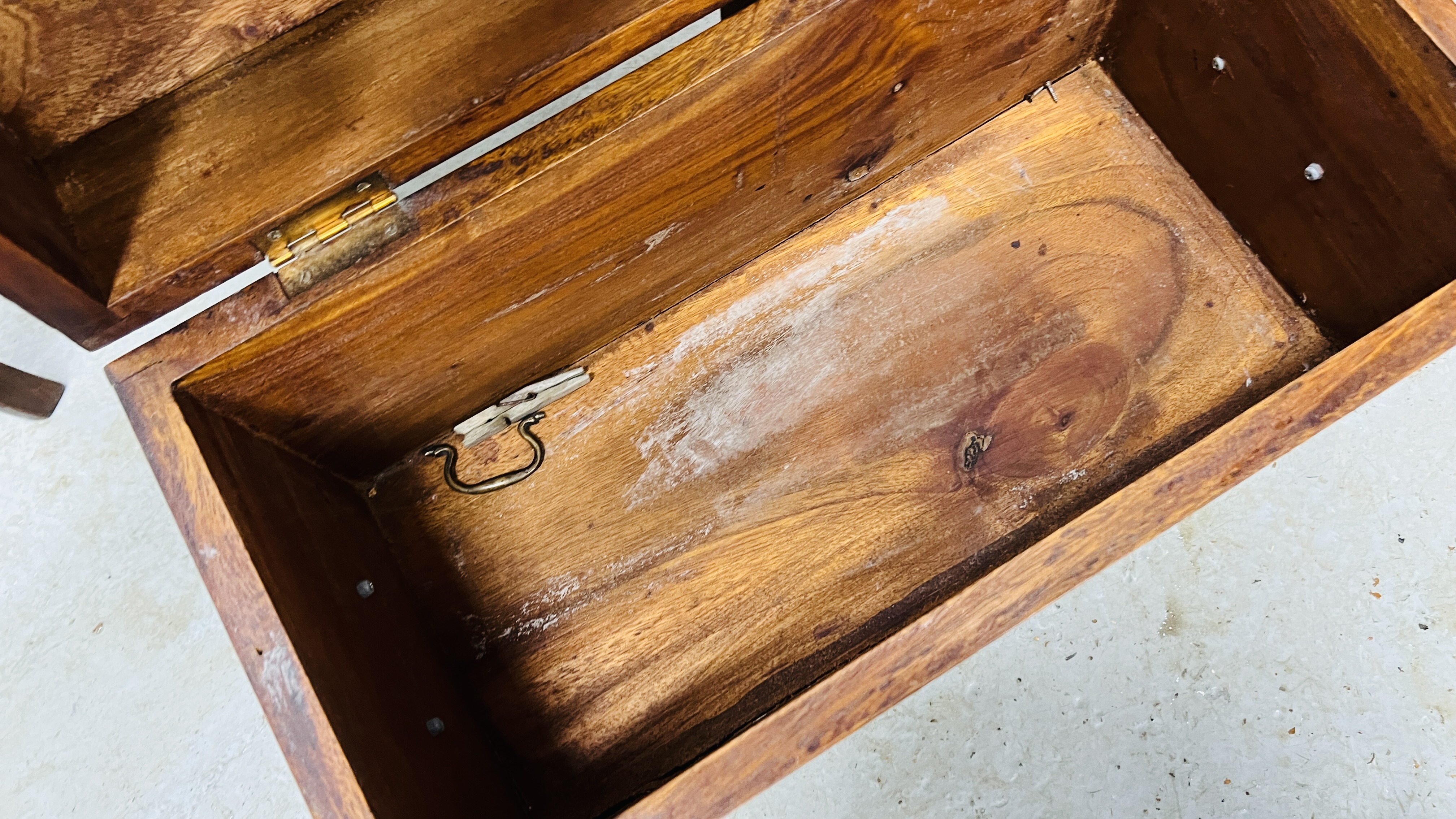 A MAHOGANY SHAPED TOP OCCASIONAL TABLE AND A REPRODUCTION DOME TOP TREASURY CHEST HINGE A/F. - Image 7 of 8