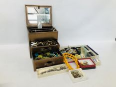 DESIGNER BRANDED JEWELLERY BOX AND CONTENTS AND TRAY OF ASSORTED VINTAGE JEWELLERY TO INCLUDE CAMEO