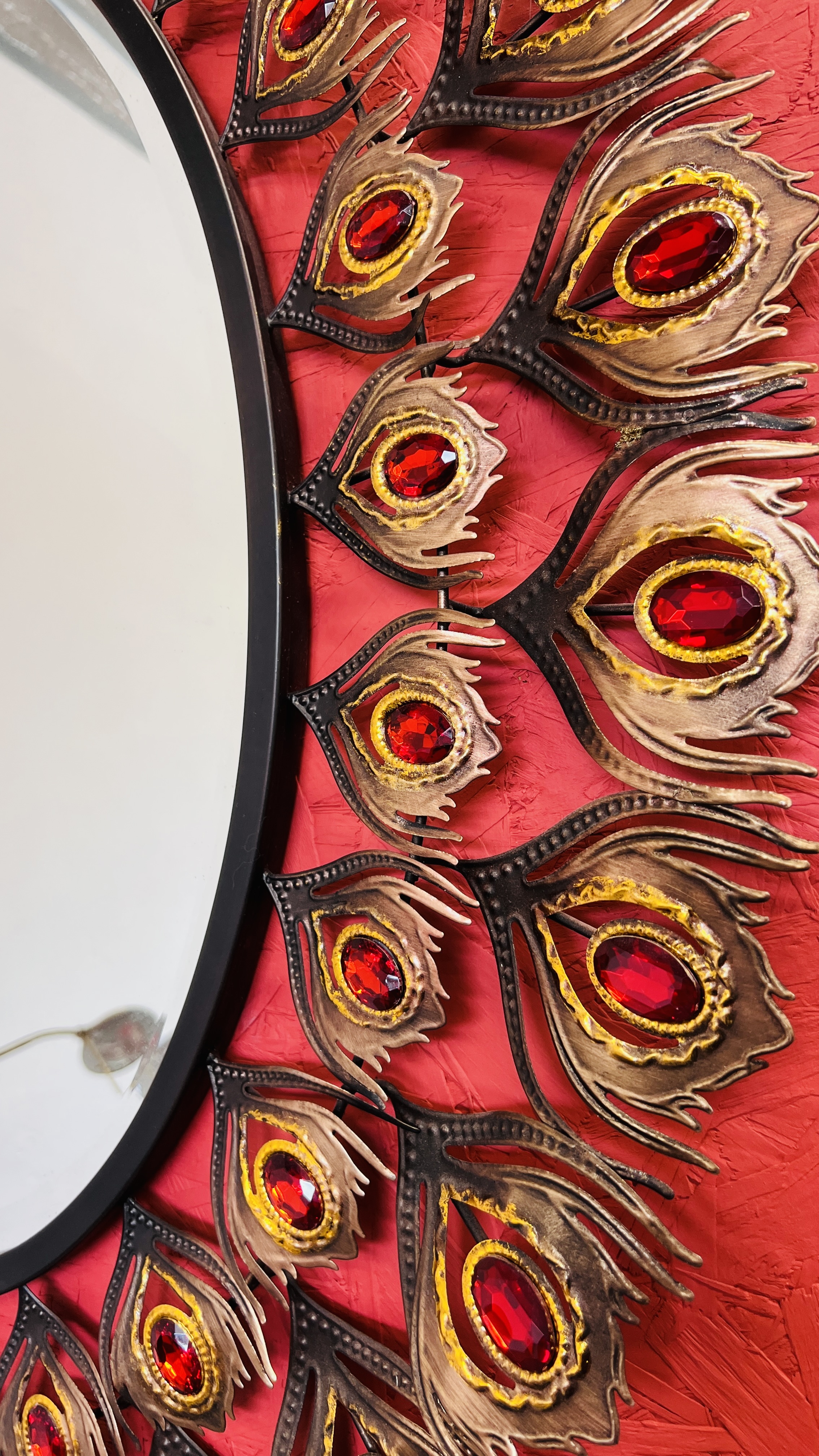 A MODERN DESIGNER METAL CRAFT OVAL WALL MIRROR OF PEACOCK FEATHER DESIGN - Image 2 of 4