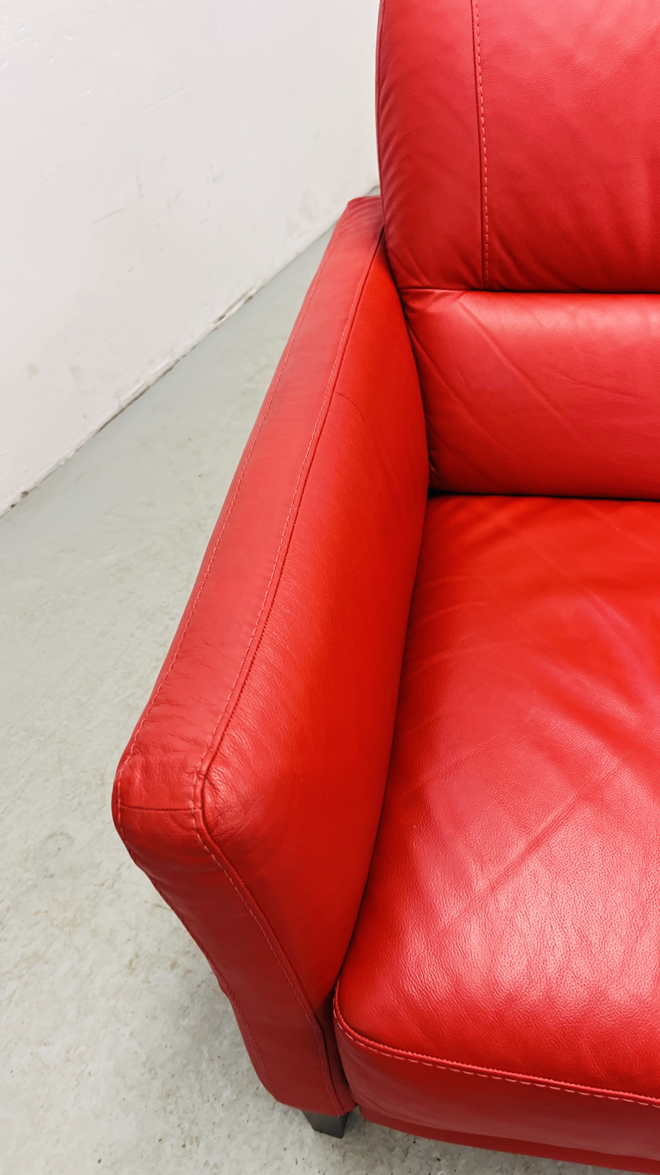 A MODERN DESIGNER RED LEATHER TWO PIECE LOUNGE SUITE COMPRISING 3 SEATER - L 200CM AND 2 SEATER - L - Image 6 of 21