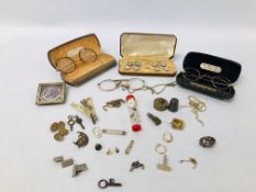 TRAY OF COLLECTIBLES TO INCLUDE CUFFLINKS, YELLOW METAL CHAINS, WATCH KEYS AND VINTAGE GLASSES, ETC.