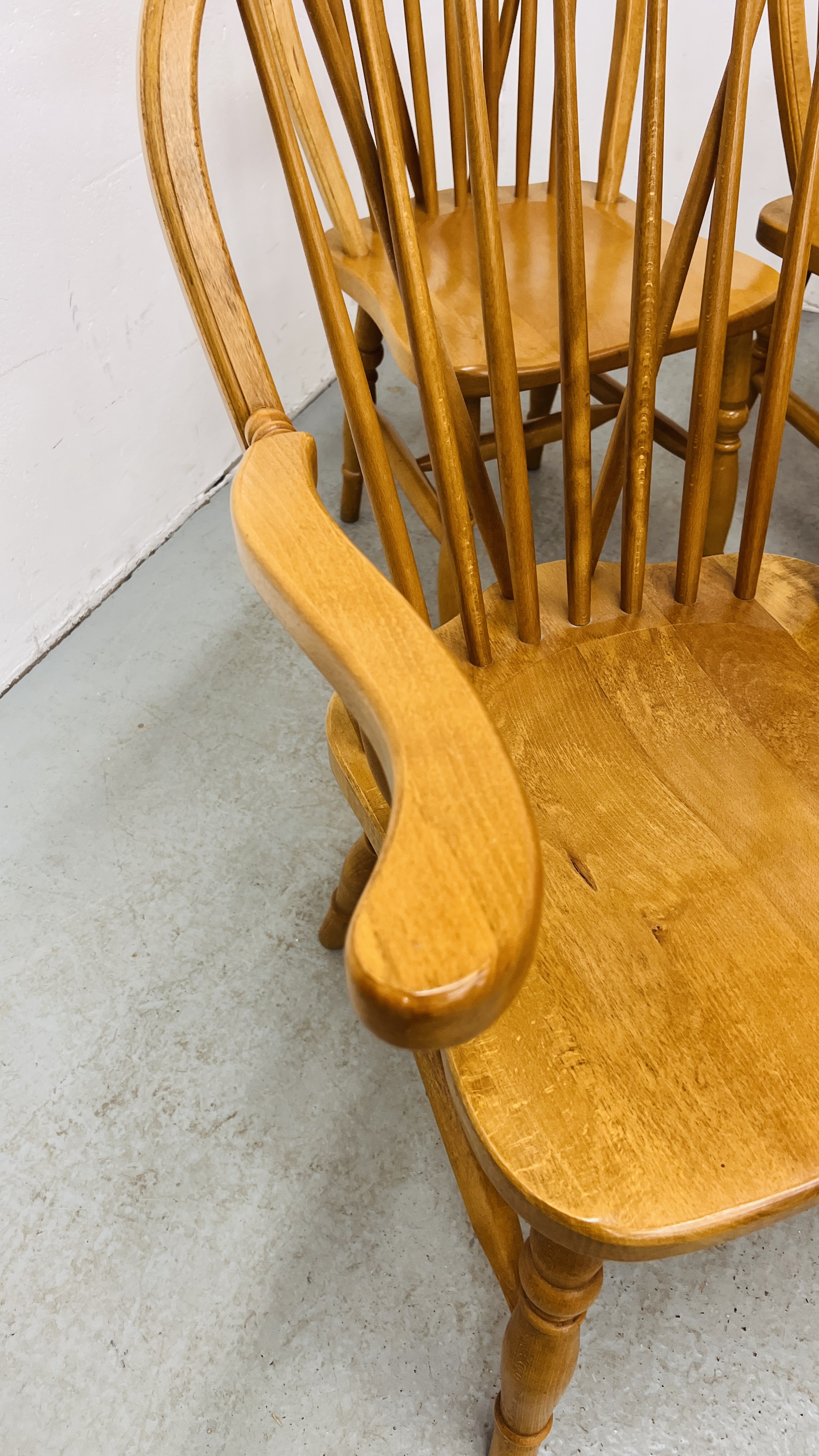 A SET OF SIX SOLID BEECH WOOD KITCHEN CHAIRS (4 X SIDE, - Image 9 of 17