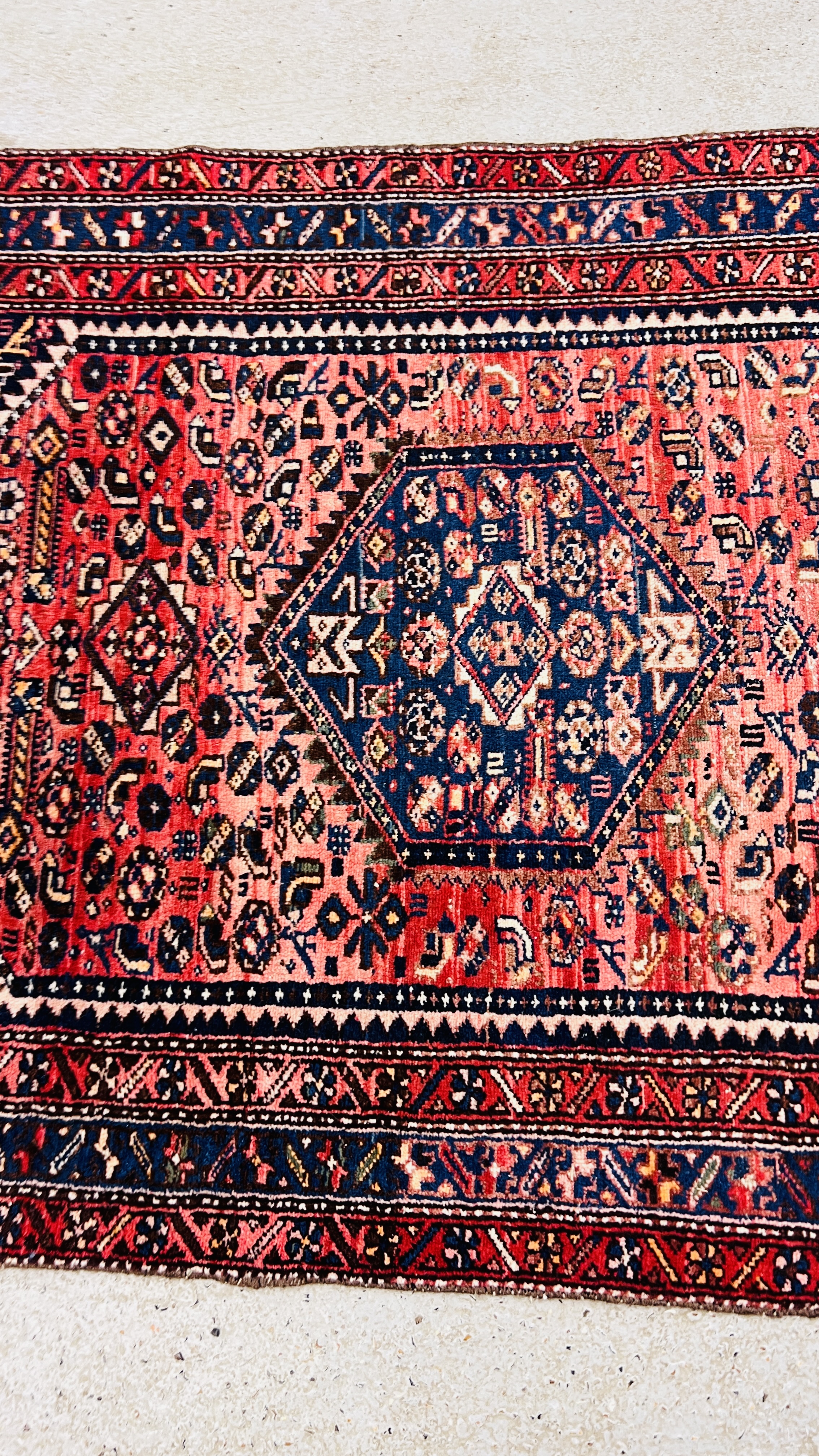 PERSIAN RUG, THE CENTRAL HEXAGON ON A RED FIELD WITH STYLIZED BIRDS L 195CM X W 128CM. - Image 3 of 5