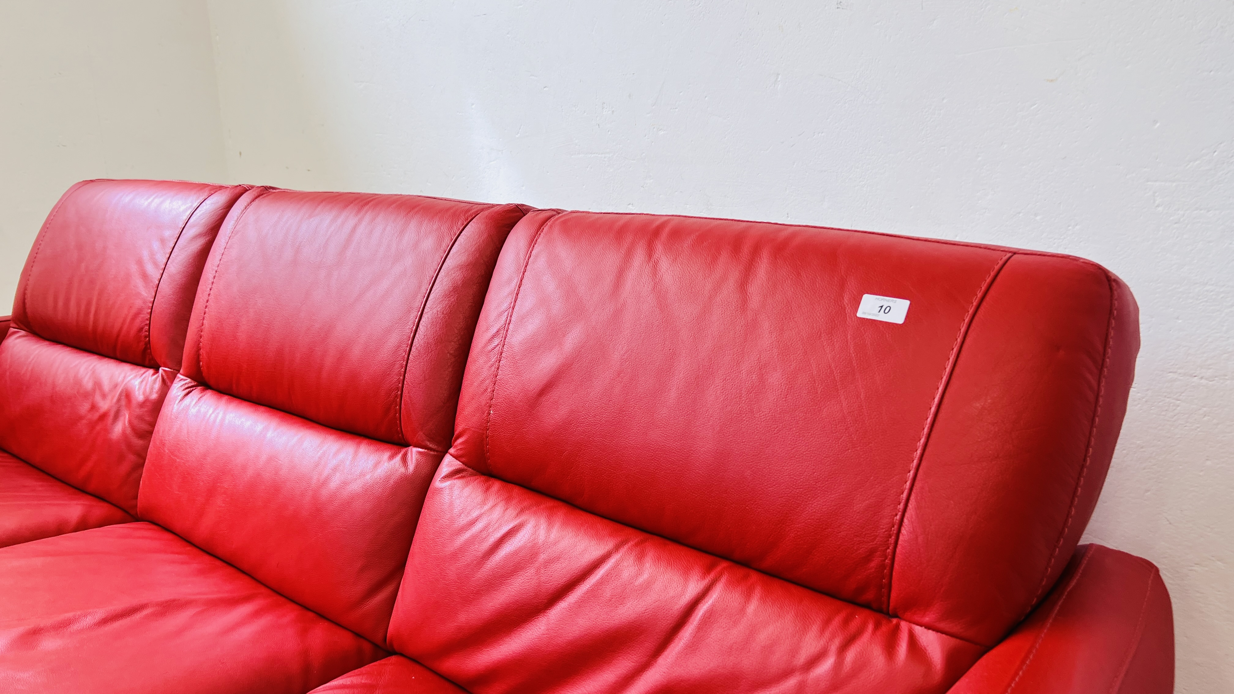 A MODERN DESIGNER RED LEATHER TWO PIECE LOUNGE SUITE COMPRISING 3 SEATER - L 200CM AND 2 SEATER - L - Image 15 of 21