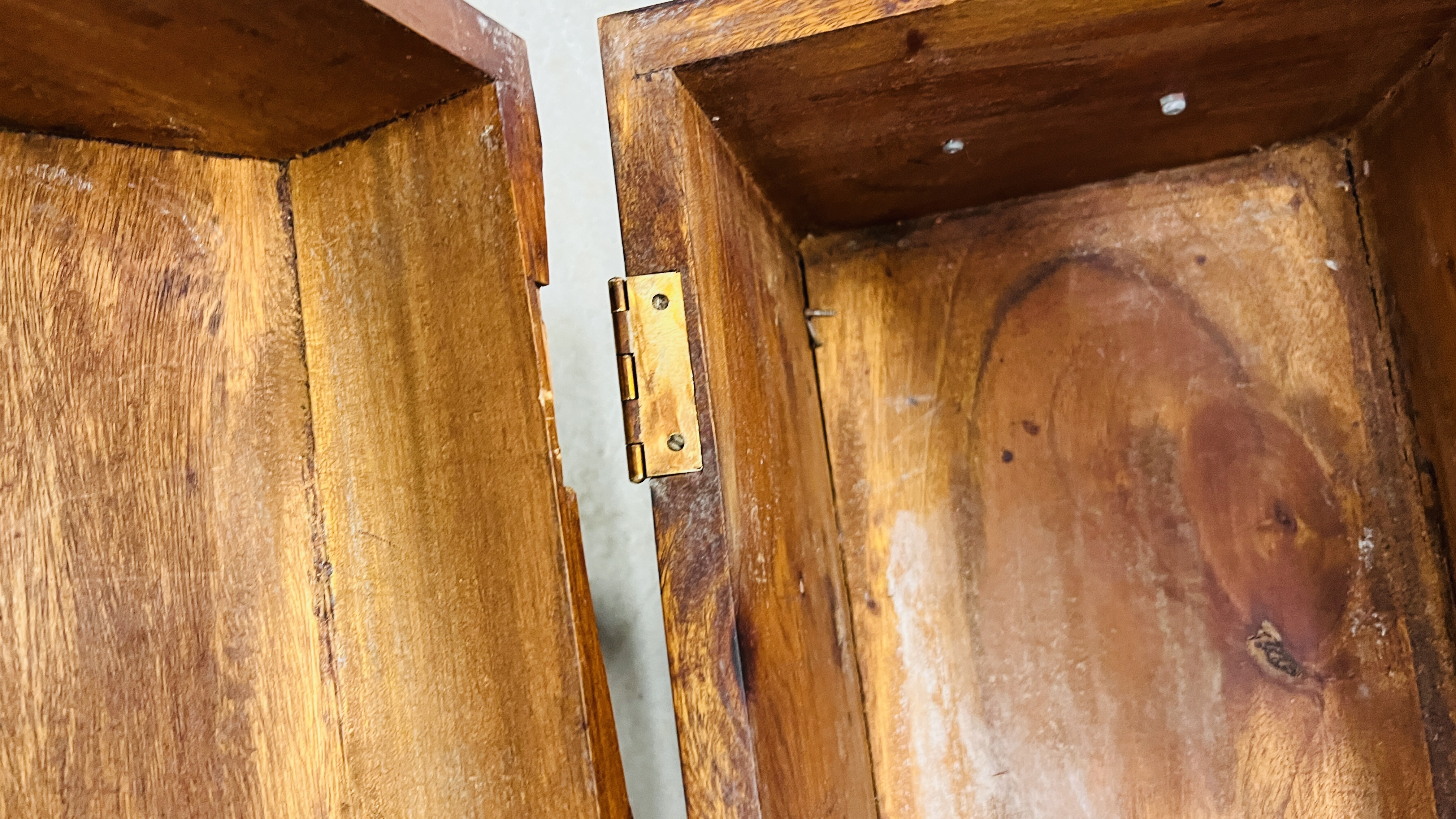 A MAHOGANY SHAPED TOP OCCASIONAL TABLE AND A REPRODUCTION DOME TOP TREASURY CHEST HINGE A/F. - Image 6 of 8