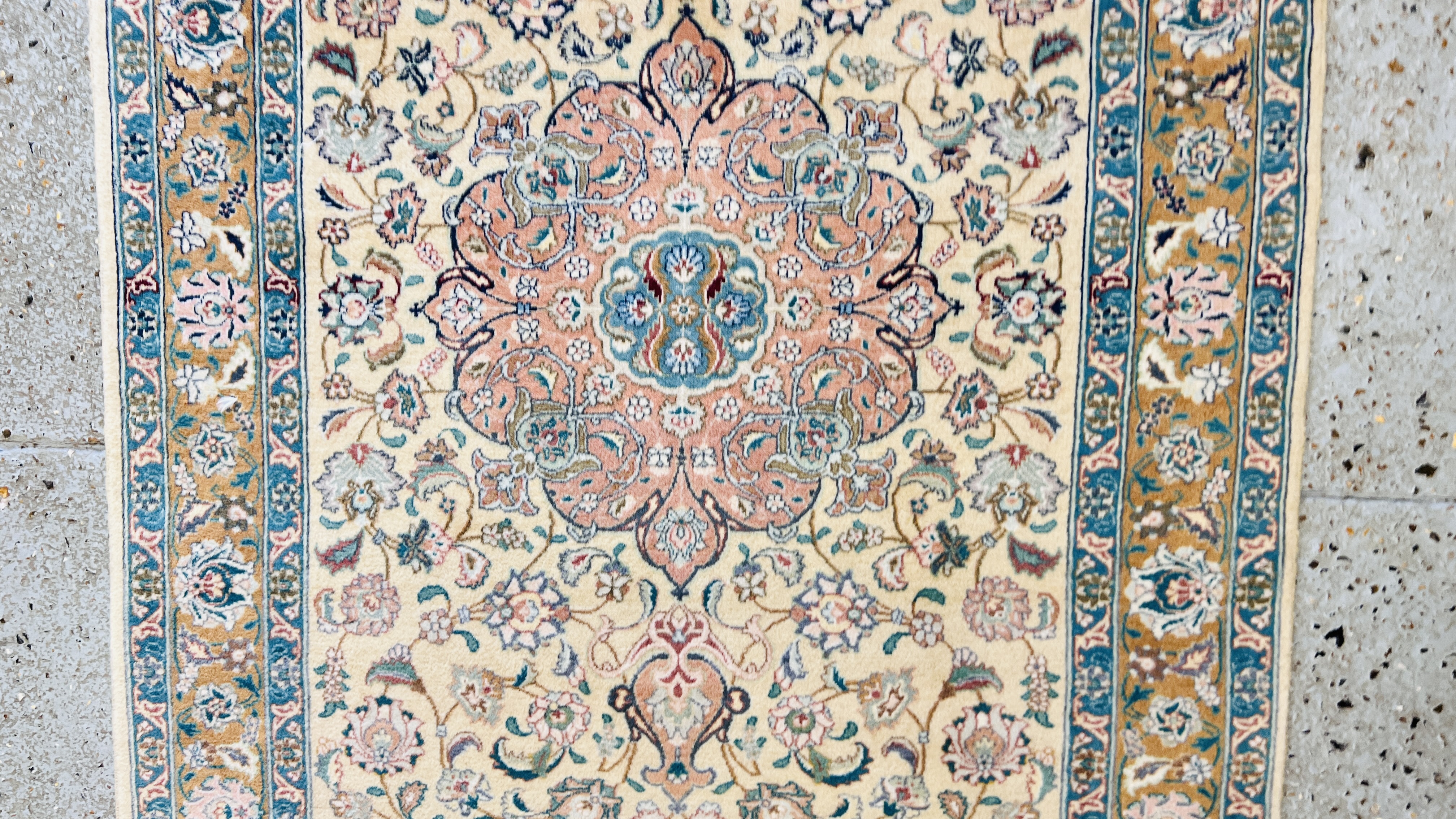 PERSIAN RUG, THE CENTRAL LOBED MOTIF ON AN IVORY GROUND - L 150CM X W 99CM. - Image 3 of 6