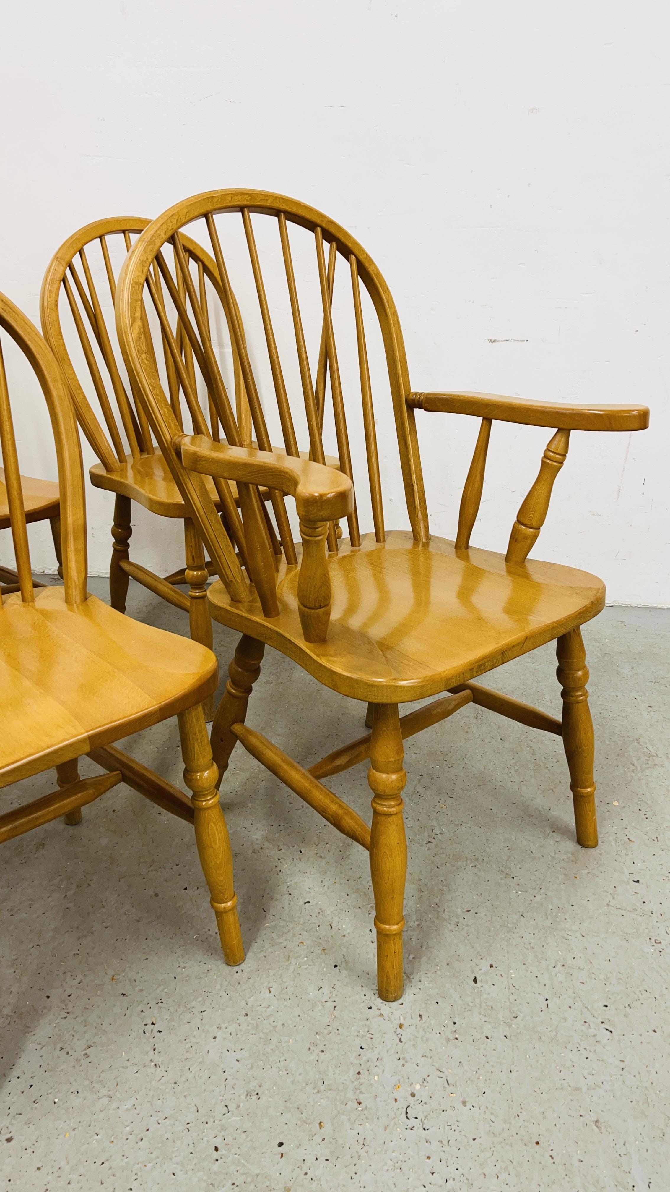 A SET OF SIX SOLID BEECH WOOD KITCHEN CHAIRS (4 X SIDE, - Image 3 of 17