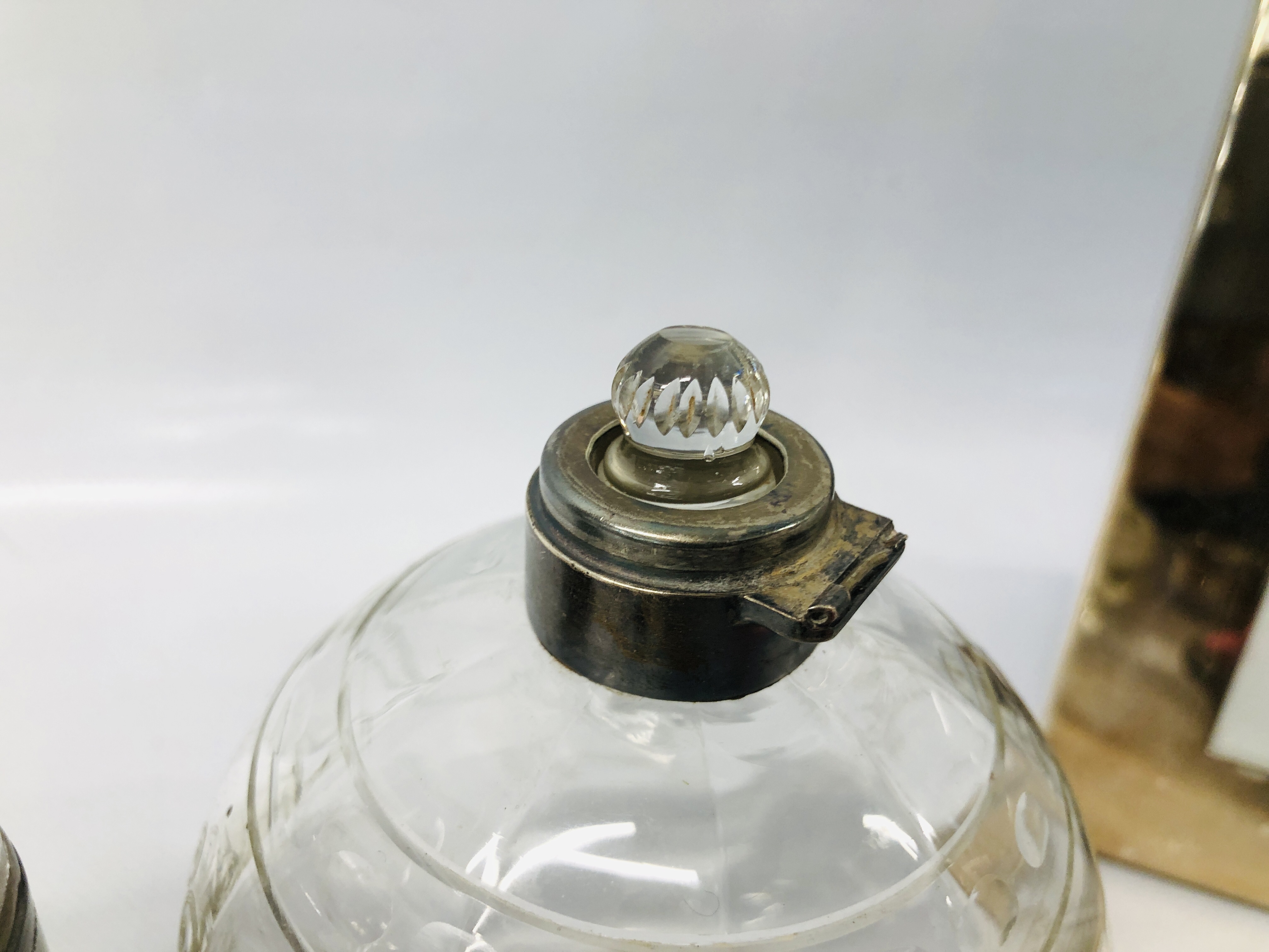 VINTAGE ETCHED GLASS SCENT BOTTLE AND STOPPER WITH SILVER HINGED TOP (HINGE A/F), - Bild 7 aus 15