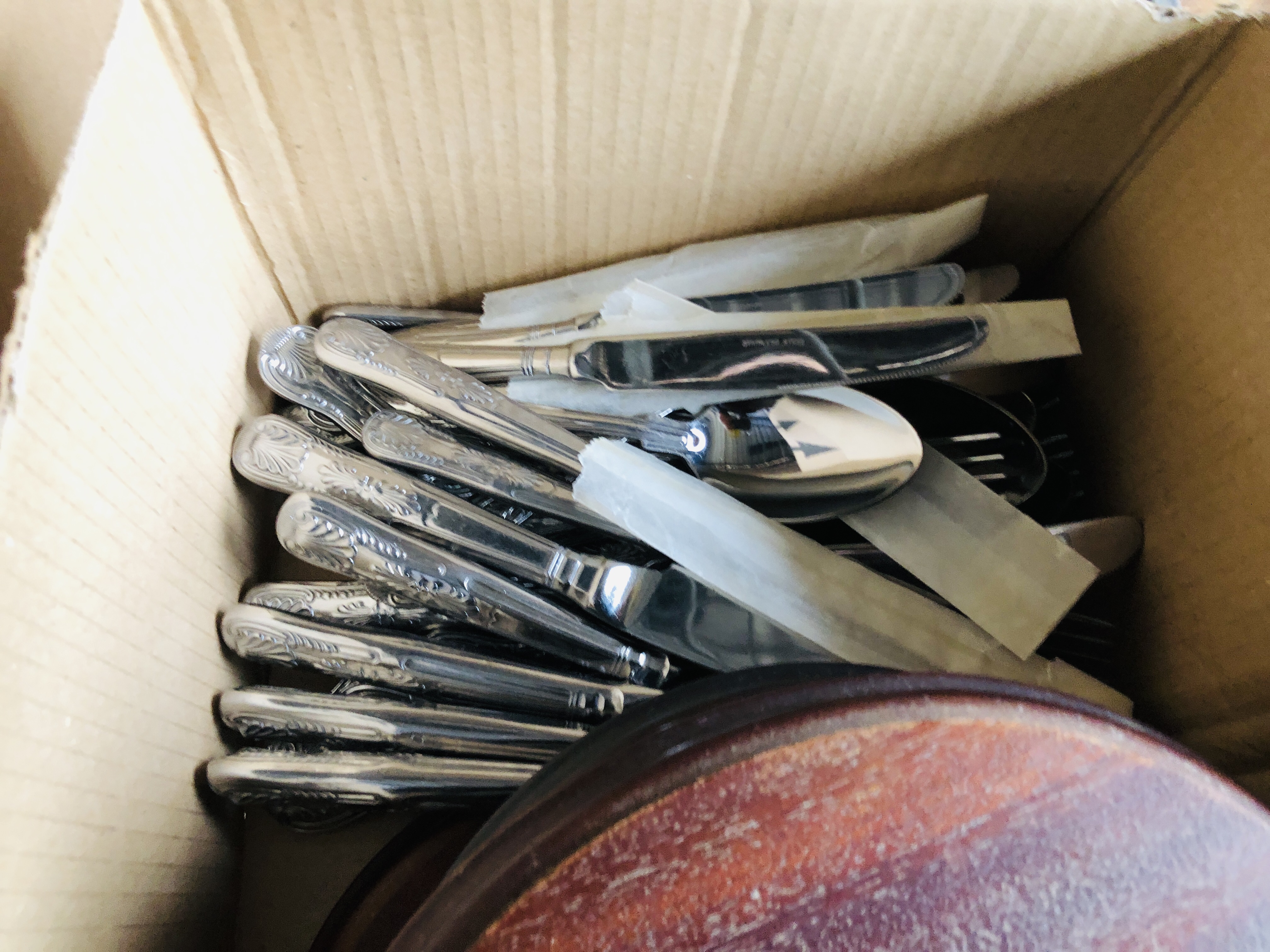 BOX OF ASSORTED MIXED METAL WARES TO INCLUDE BRASS VASES + VARIOUS KINGS PATTERN CUTLERY ETC. - Image 6 of 6