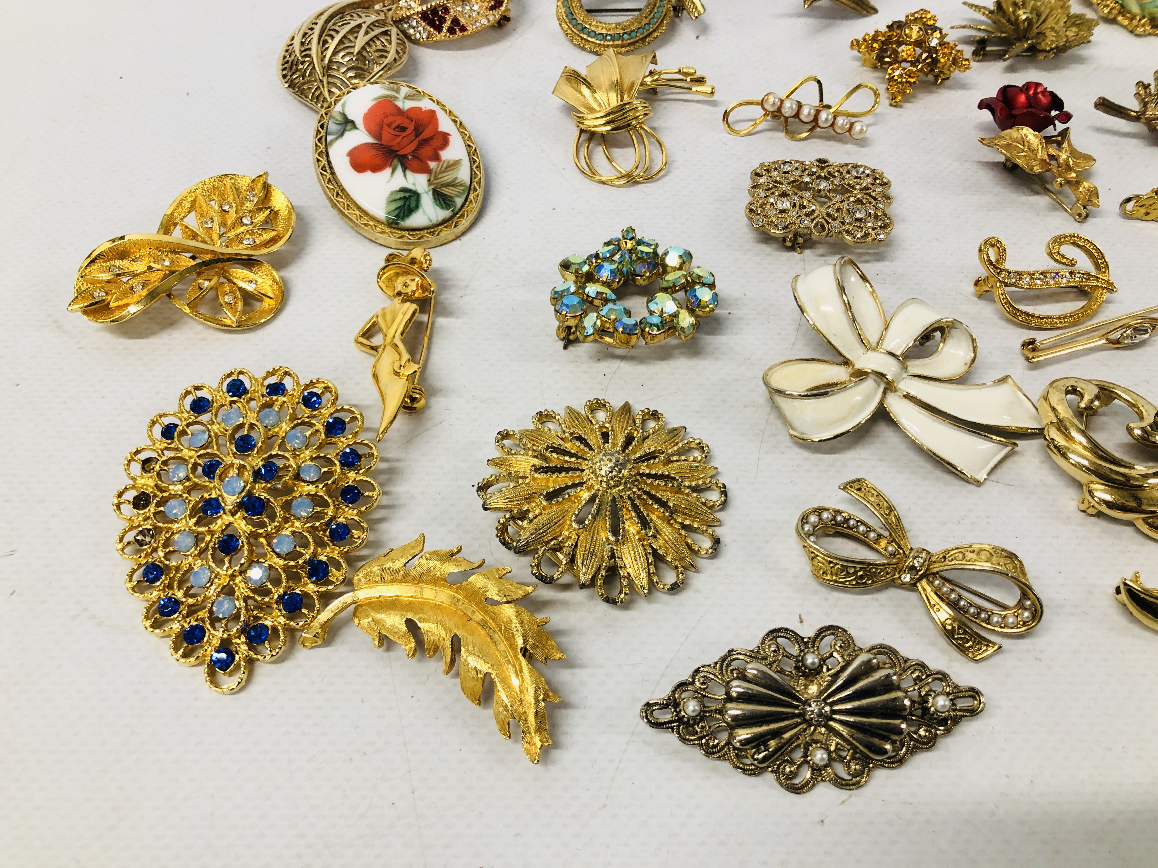 COLLECTION OF APPROXIMATELY 36 GOLD TONE VINTAGE & RETRO BROOCHES - Image 2 of 6