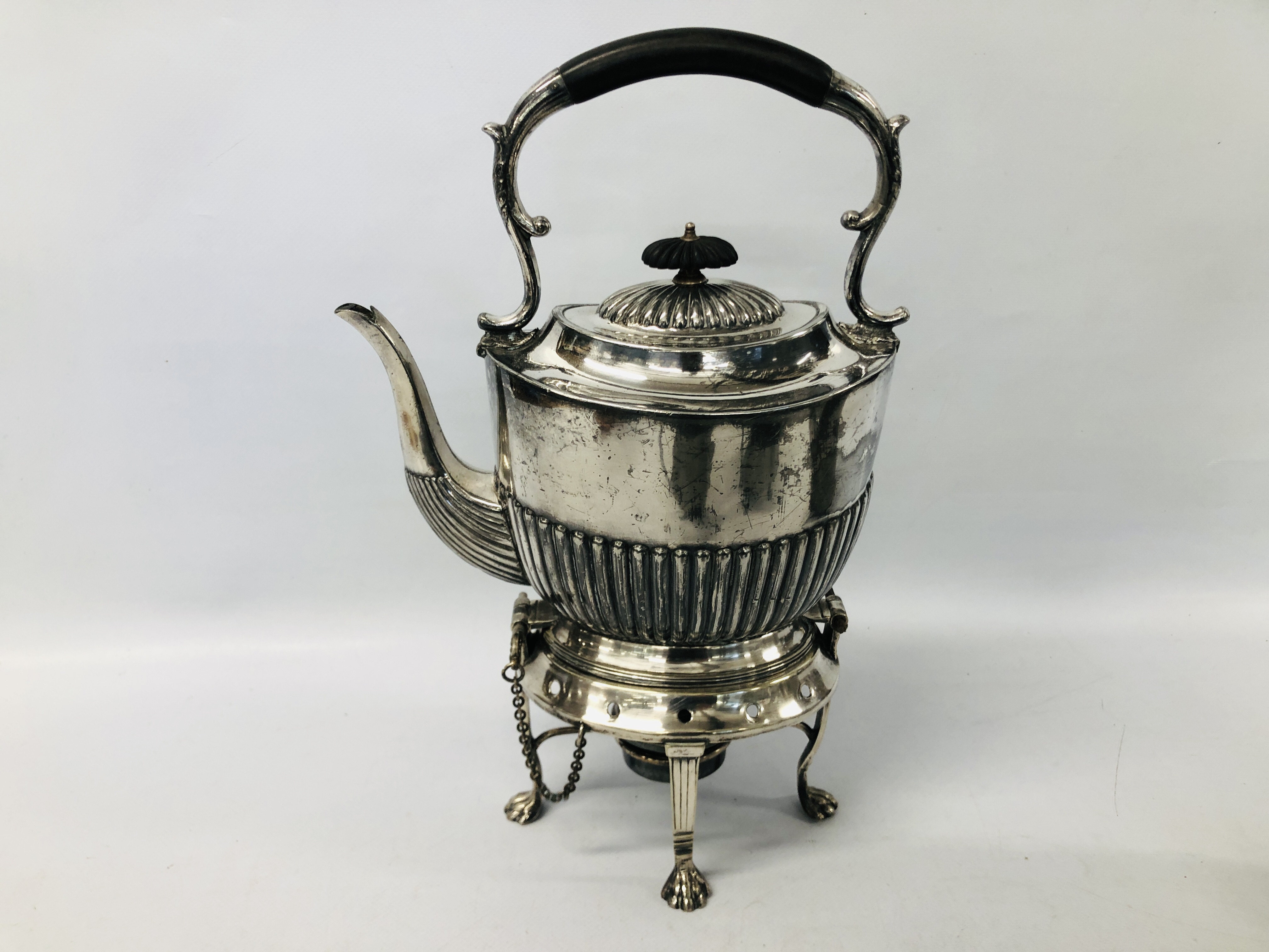 VINTAGE SILVER PLATED SPIRIT KETTLE ALONG WITH A VINTAGE 3 PIECE ARTS AND CRAFTS DON PEWTER TEASET - Image 5 of 6
