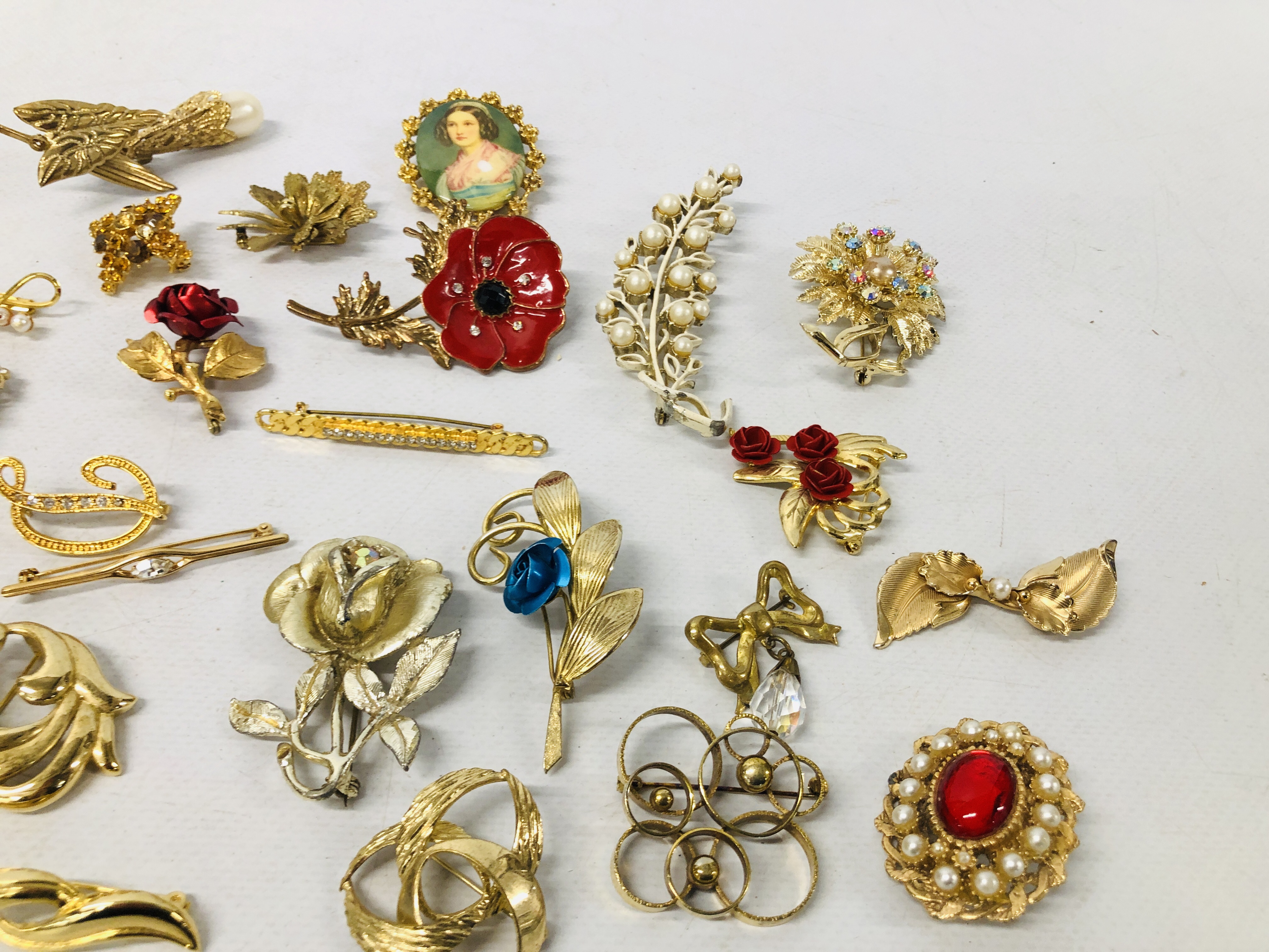 COLLECTION OF APPROXIMATELY 36 GOLD TONE VINTAGE & RETRO BROOCHES - Image 5 of 6