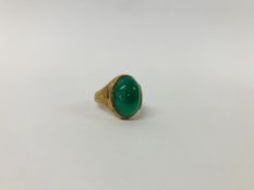 A 9CT GOLD GREEN STONE SET DRESS RING.