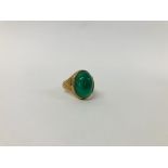 A 9CT GOLD GREEN STONE SET DRESS RING.