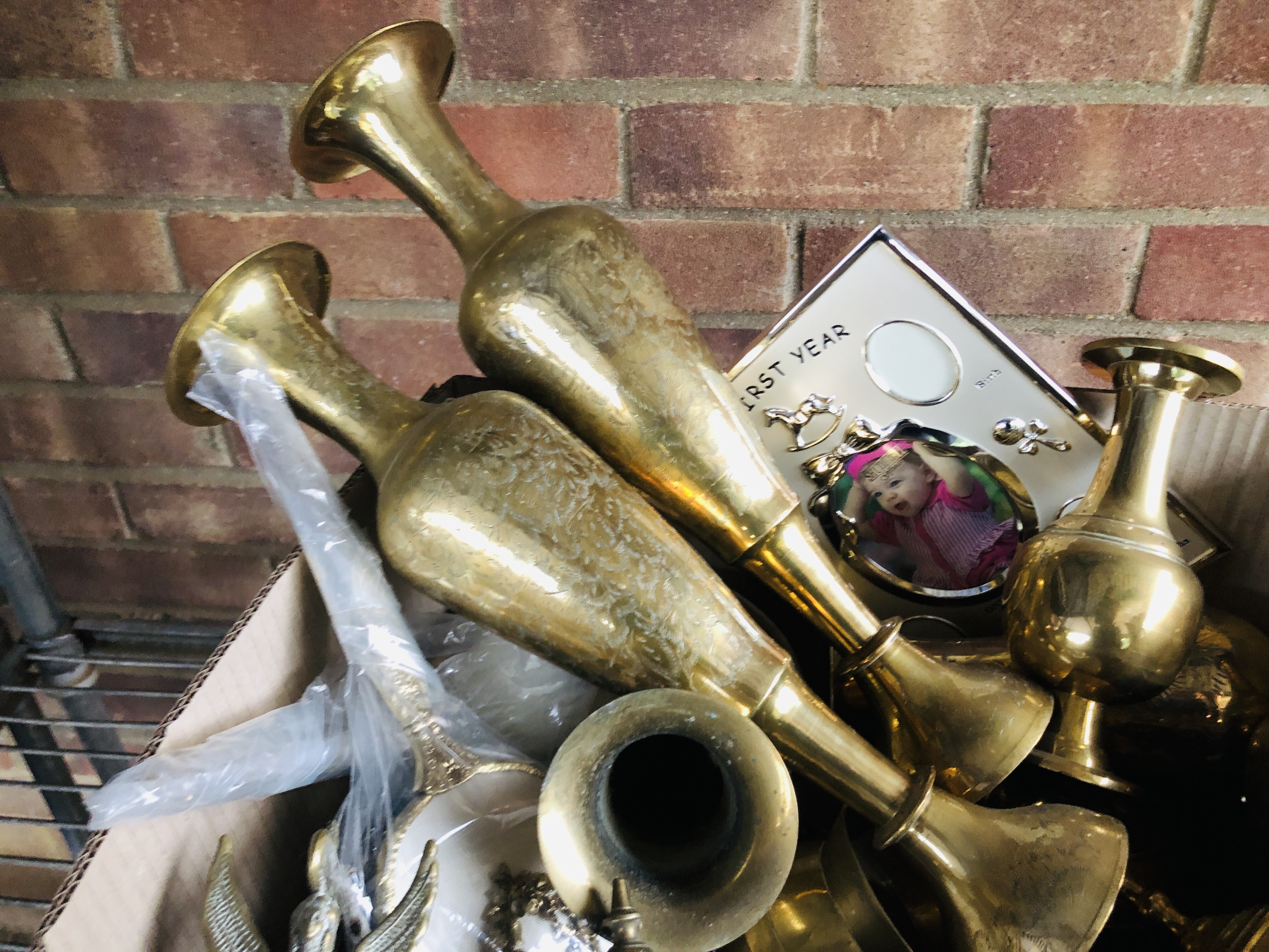 BOX OF ASSORTED MIXED METAL WARES TO INCLUDE BRASS VASES + VARIOUS KINGS PATTERN CUTLERY ETC. - Image 5 of 6