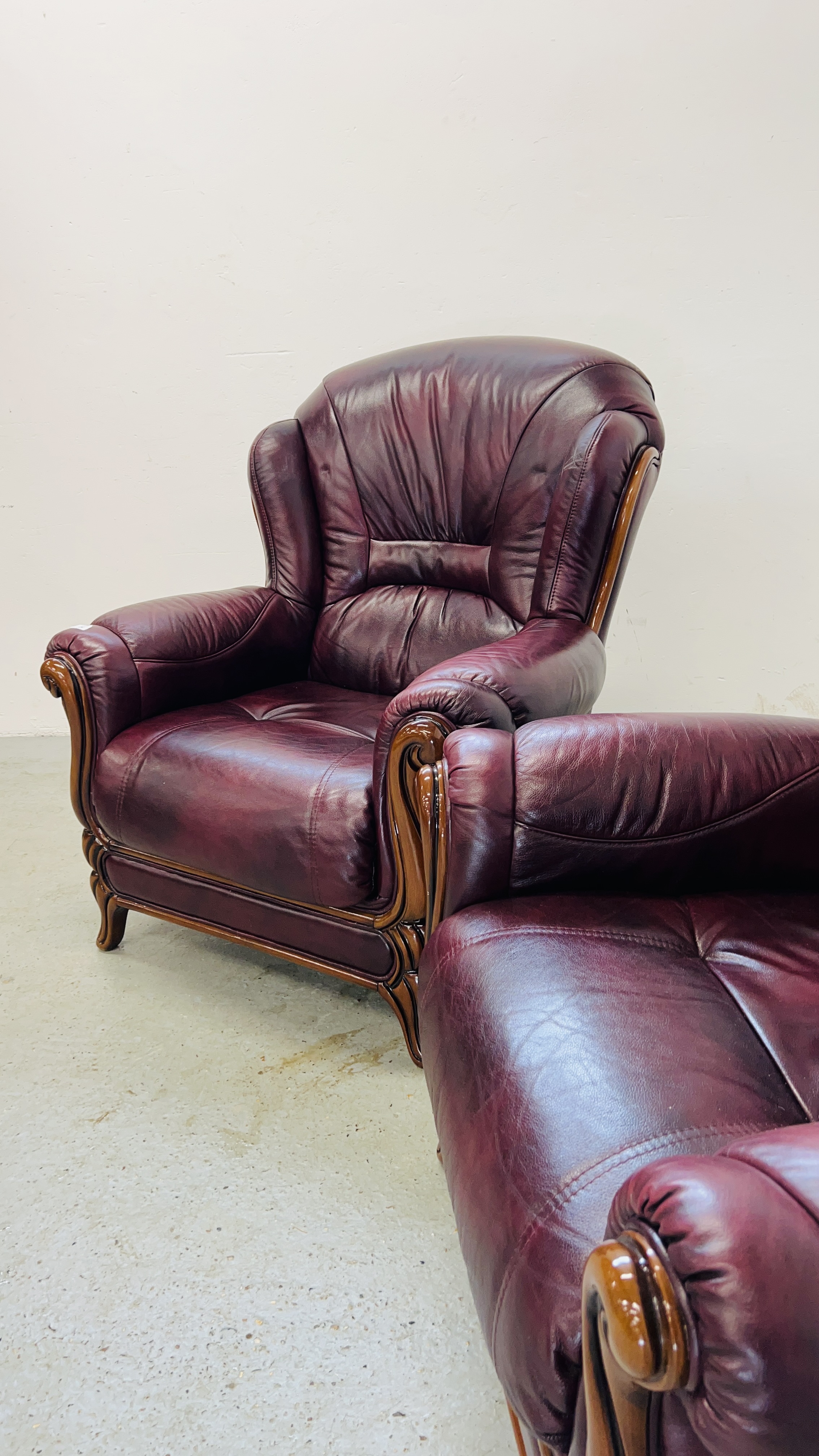 A PAIR OF GOOD QUALITY MODERN OXBLOOD LEATHER UPHOLSTERED EASY CHAIRS. - Image 8 of 8