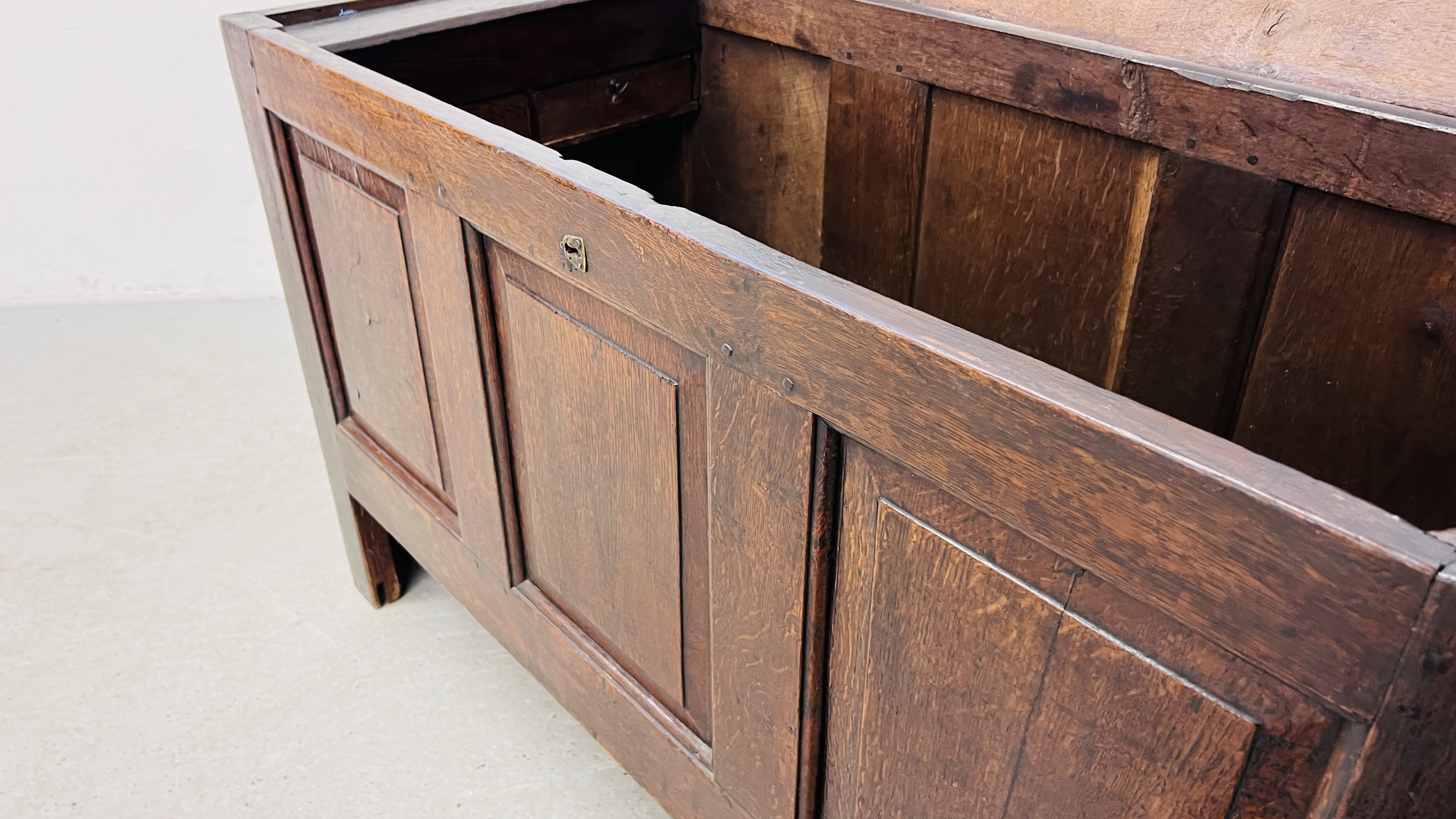 AN EARLY OAK COFFER, THE INTERIOR WITH CANDLE BOX AND TWO SMALL DRAWERS - W 127CM. D 54CM. H 75CM. - Image 20 of 25