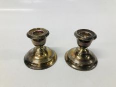 A PAIR OF SILVER SQUAT CANDLESTICKS, BIRMINGHAM ASSAY HEIGHT 5.5CM.