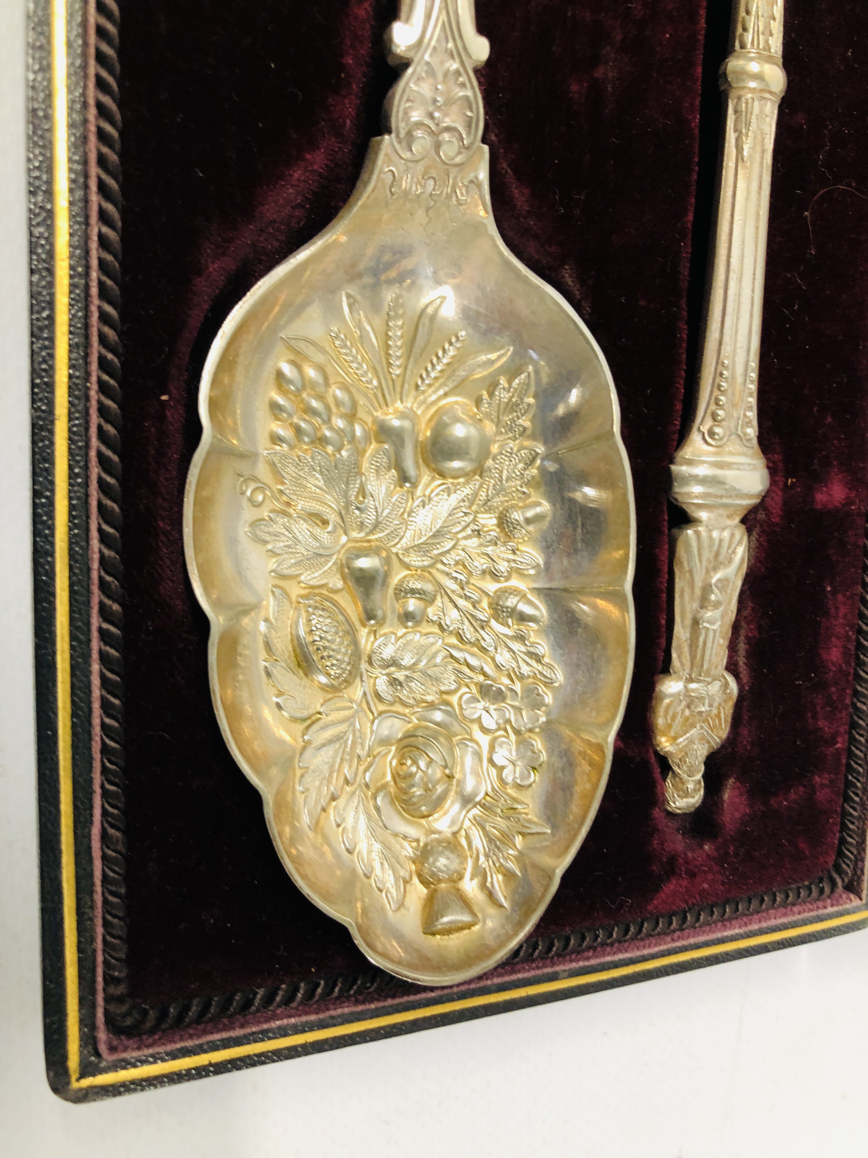 3 X CASED SETS OF VINTAGE PLATED CUTLERY TO INCLUDE A MAHOGANY CASED SET OF FISH CUTLERY. - Image 7 of 7