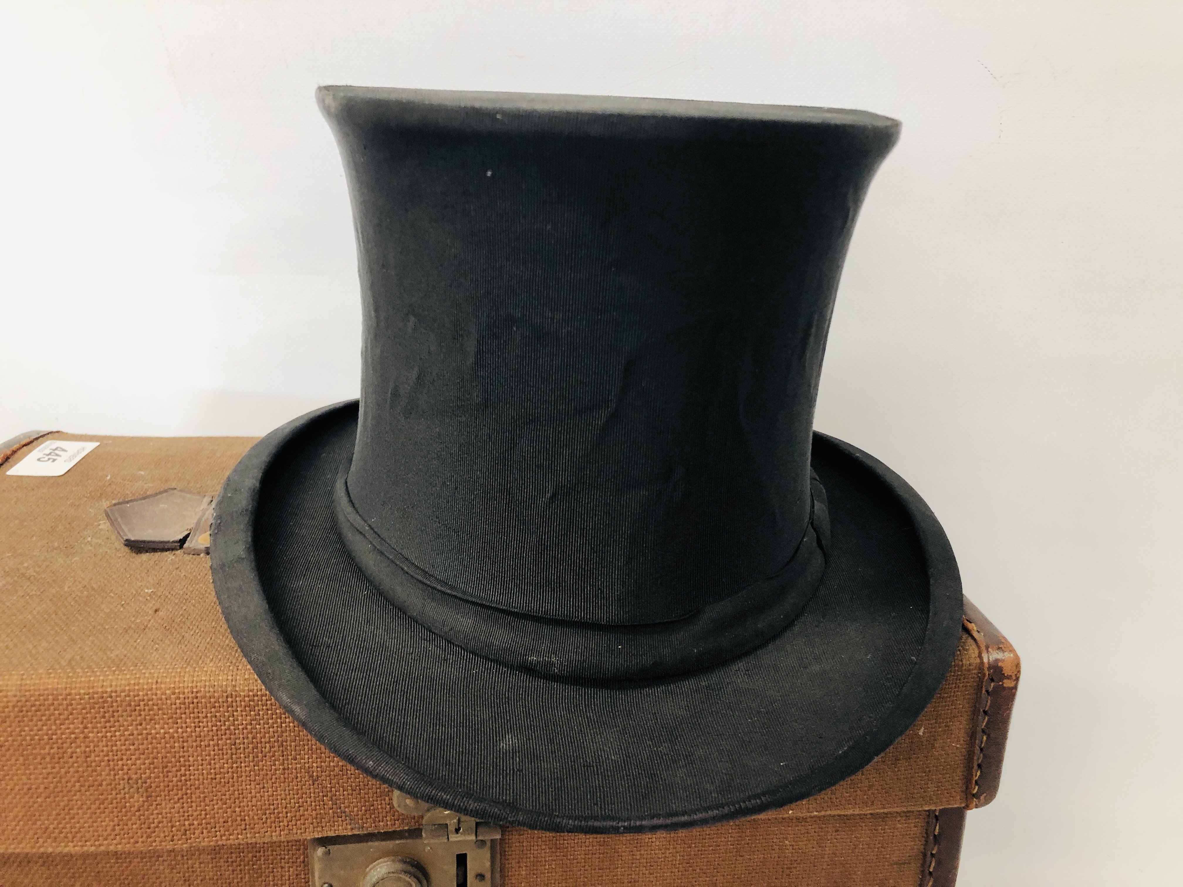 TWO VINTAGE GENT'S TOP HATS TO INCLUDE A SILK "HENRY HEATH" EXAMPLE ALONG WITH A FOLDABLE "AUSTIN - Image 6 of 11