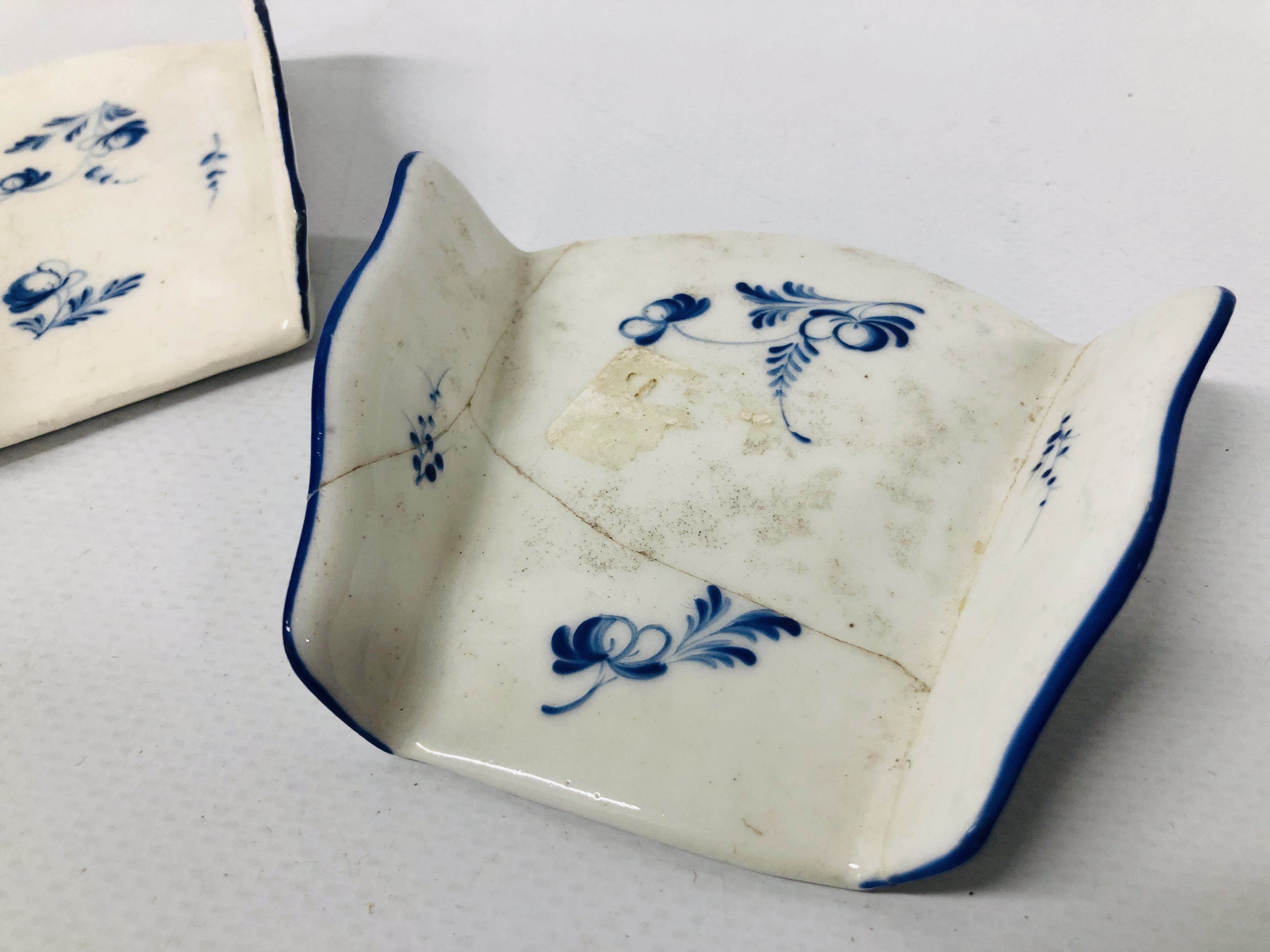 TWO DERBY ASPARAGUS SERVERS, OF FAN SHAPE, DECORATED IN DRY BLUE WITH SCATTERED SPRIGS, - Image 4 of 5